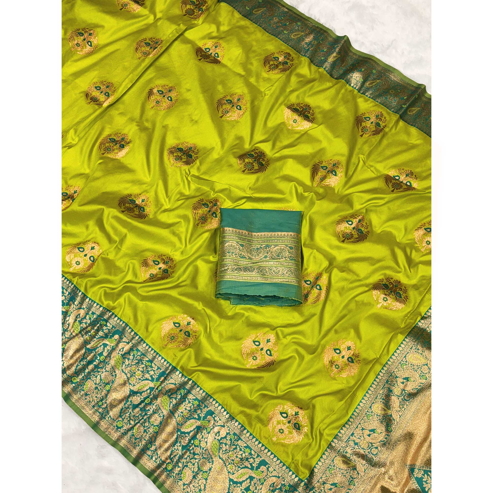 Green Banarasi Paithani Silk Saree With Floral Zari Weaving & Tassel Pallu - Image 4