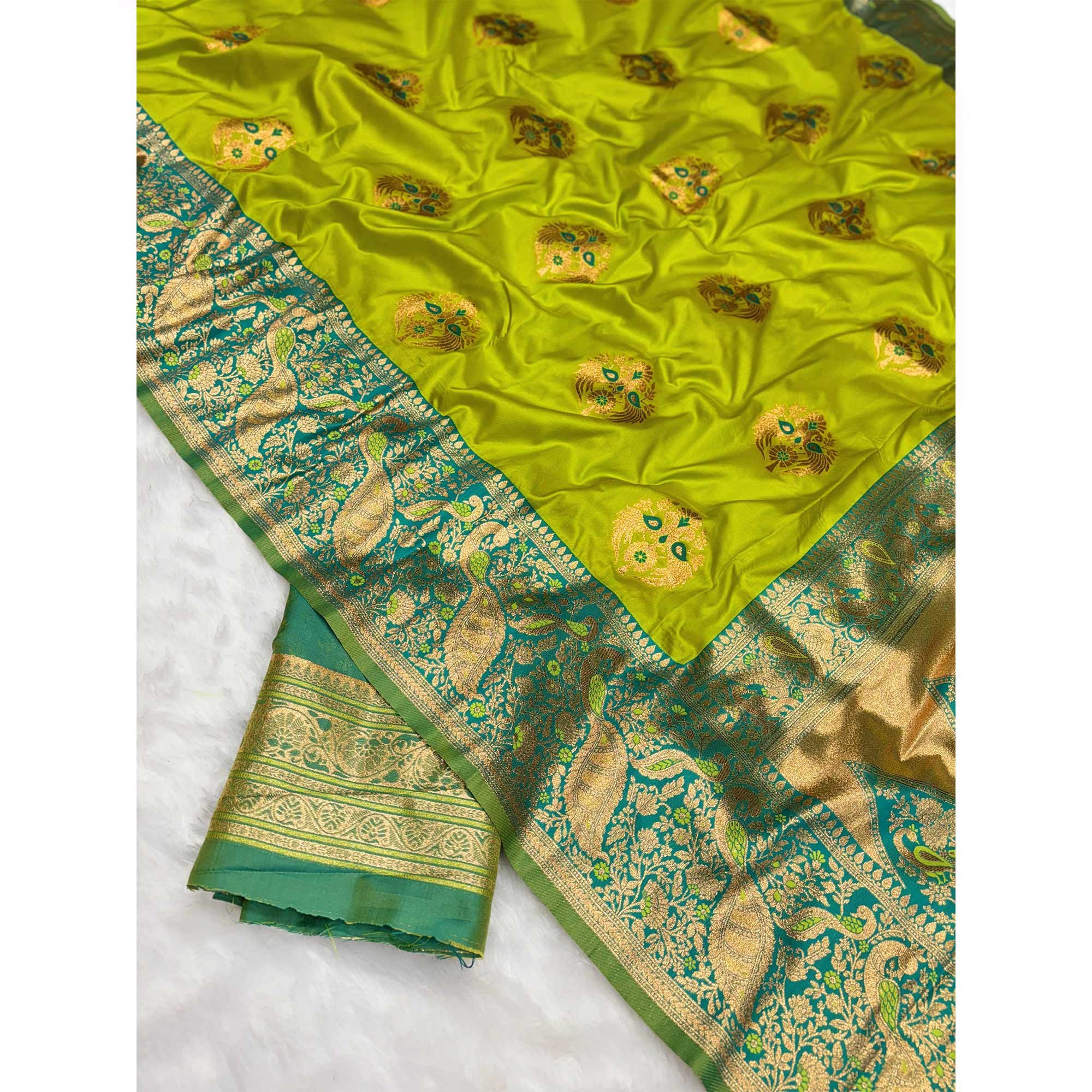 Green Banarasi Paithani Silk Saree With Floral Zari Weaving & Tassel Pallu - Image 5