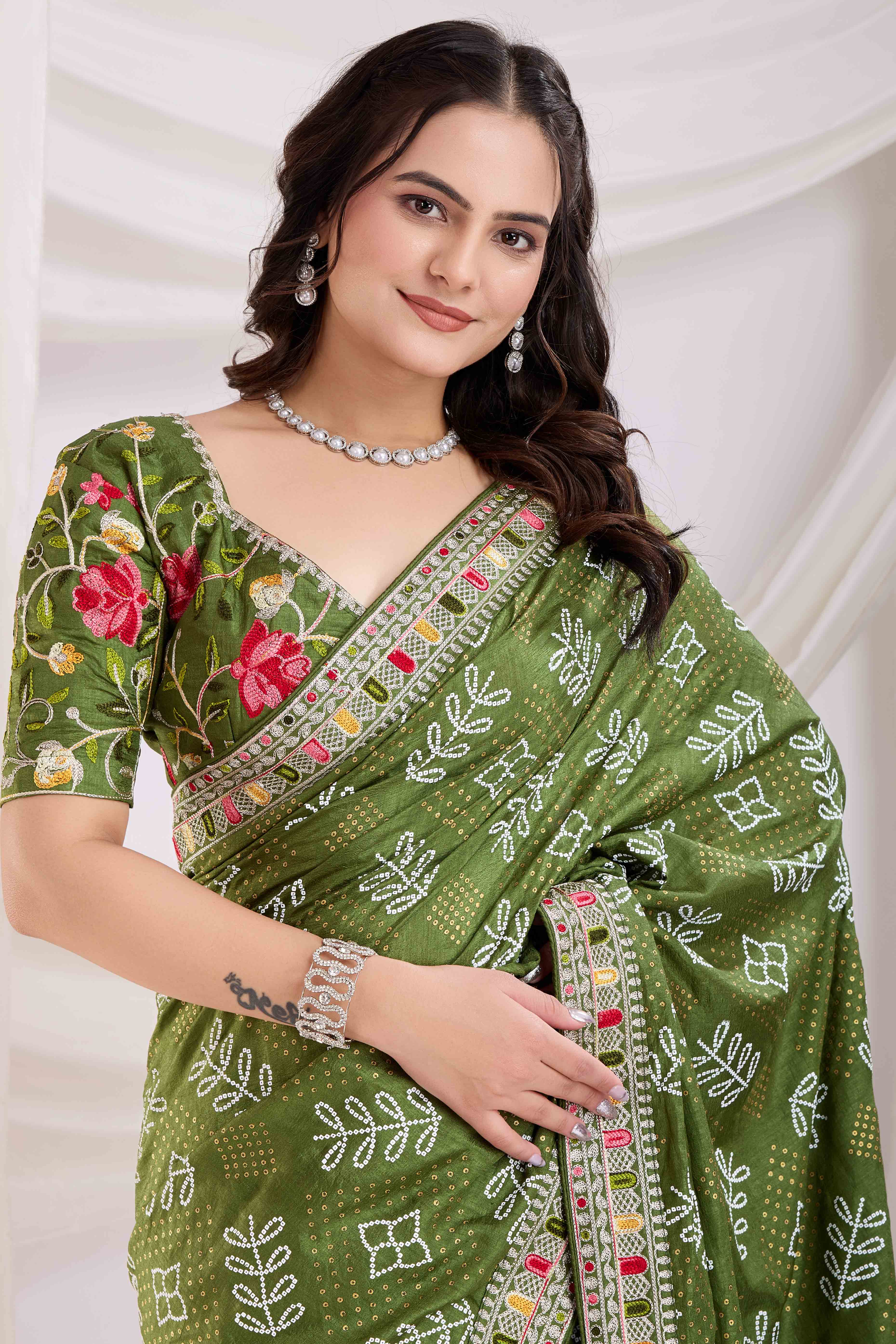 Green Bandhani Printed With Embroidered Border Vichitra Silk Saree - Image 6