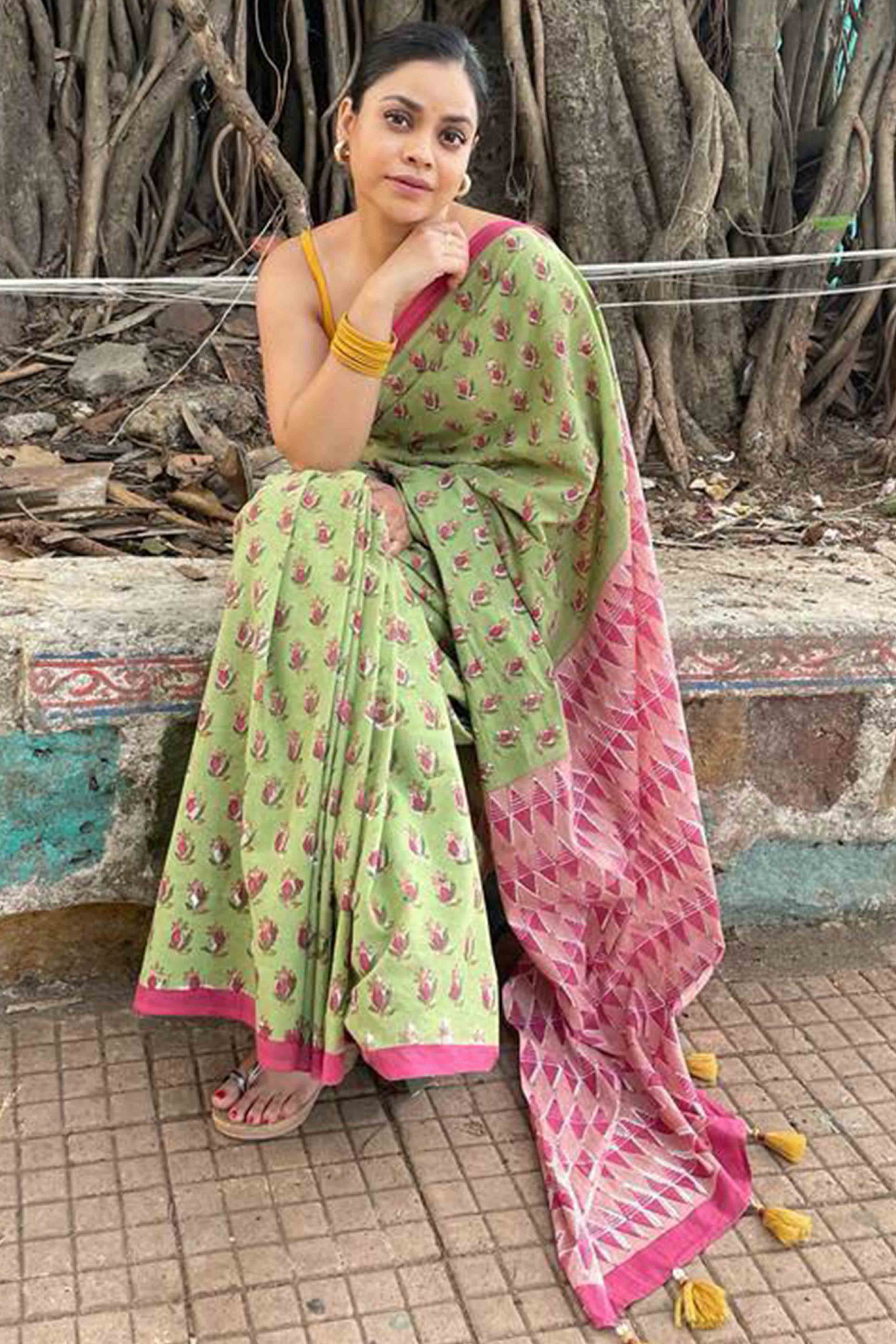 Green Batik Printed Pure Linen Saree With Tassels - Image 3