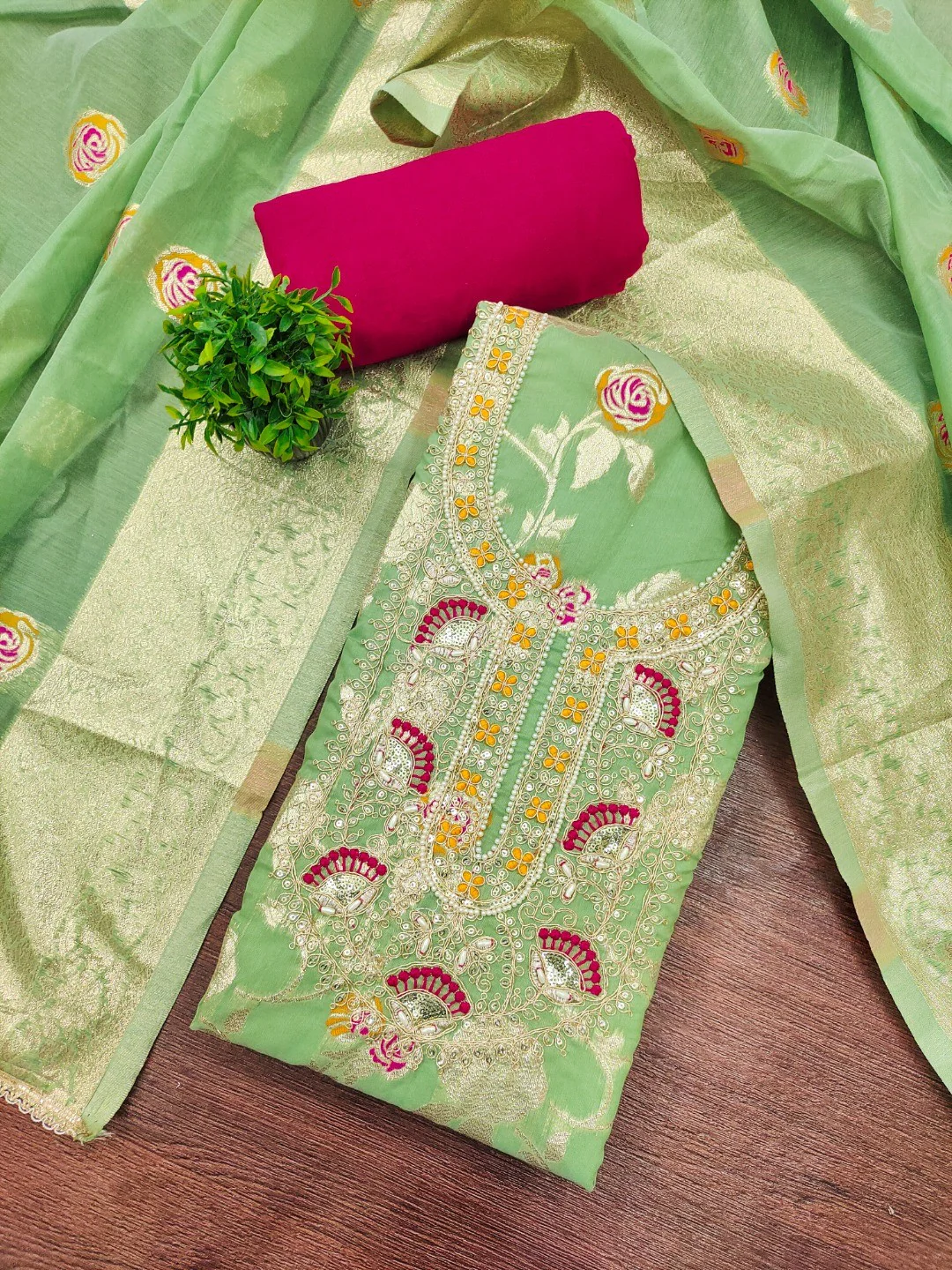 Green Cotton Silk Fabric with Elegant Zari Floral Pattern Weaving - Image 4