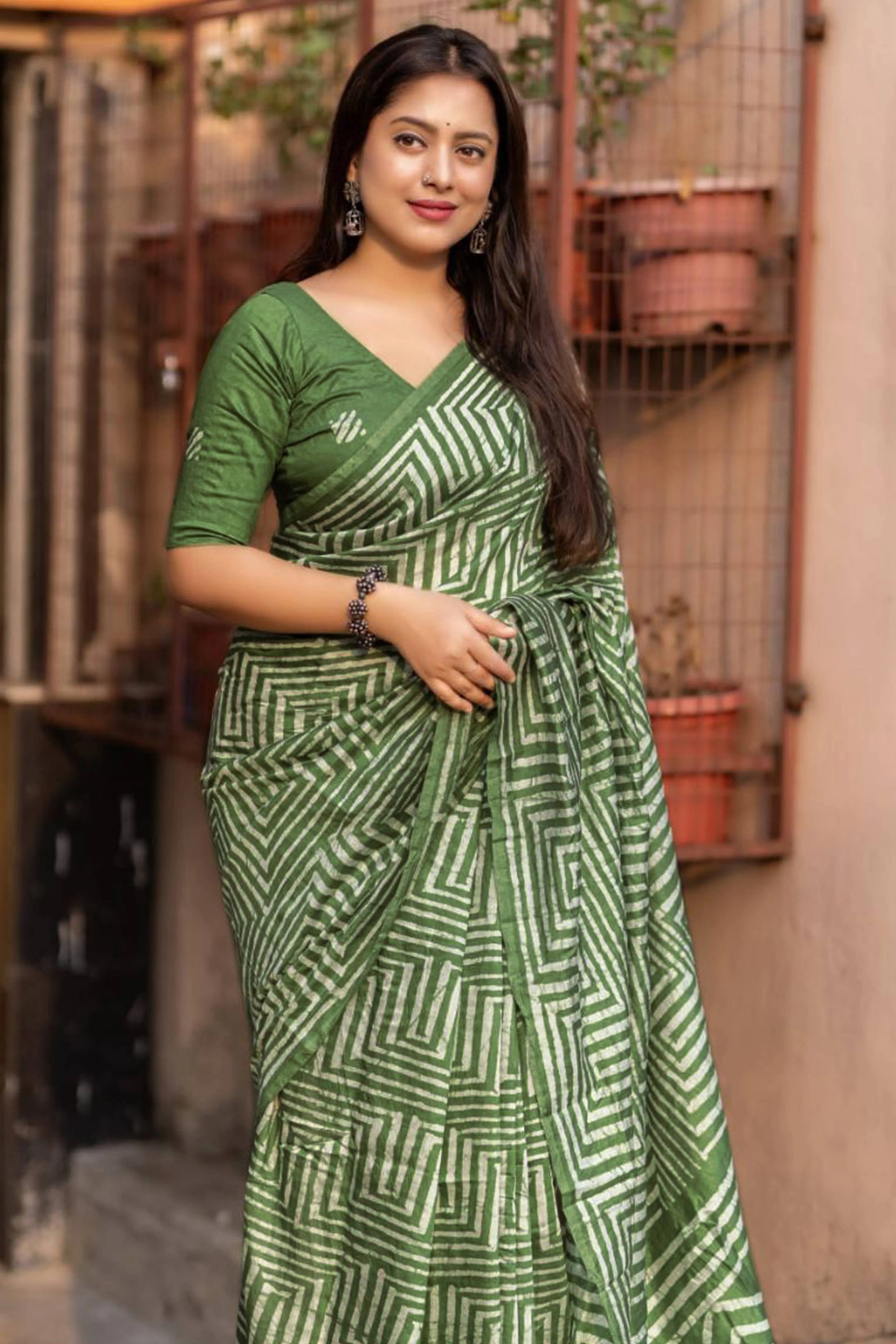 Green Digital Printed Linen Cotton Saree - Image 2