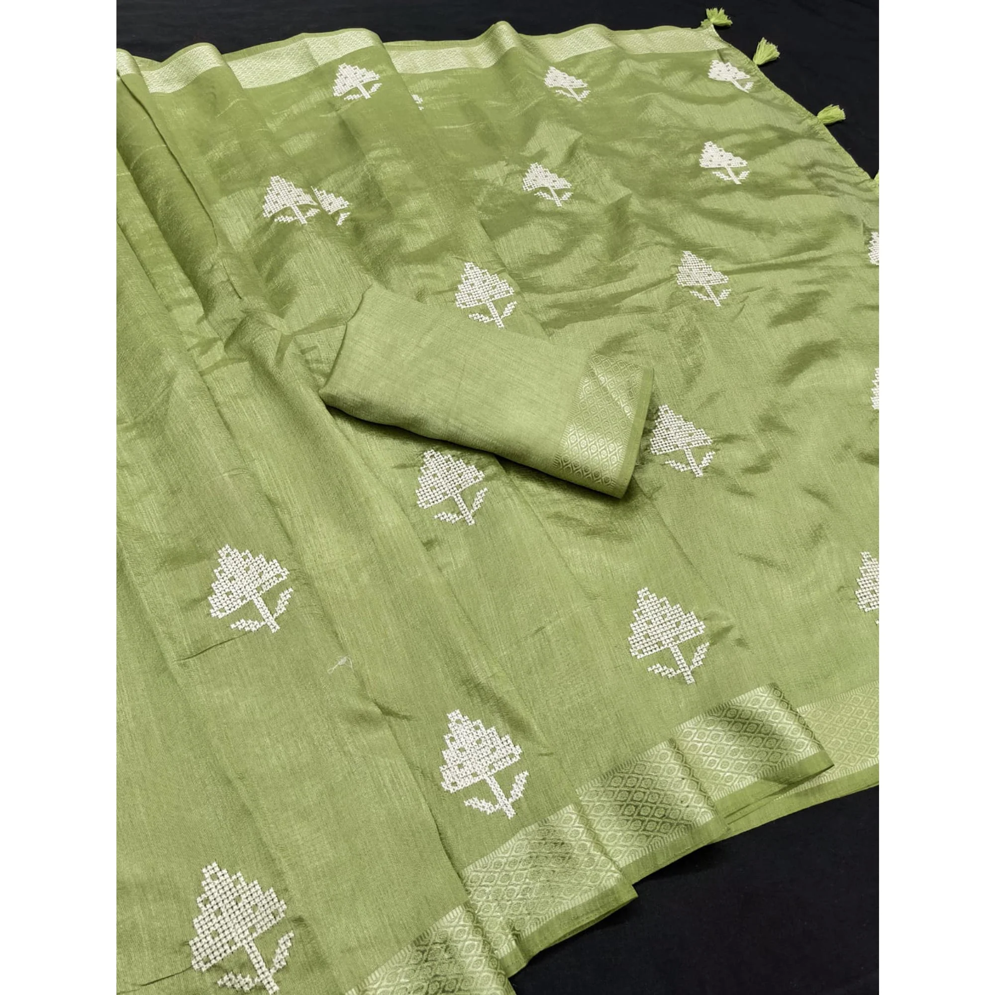 Green Embroidered Art Silk Saree Adorned With Classic Zari Weaving Details - Image 3