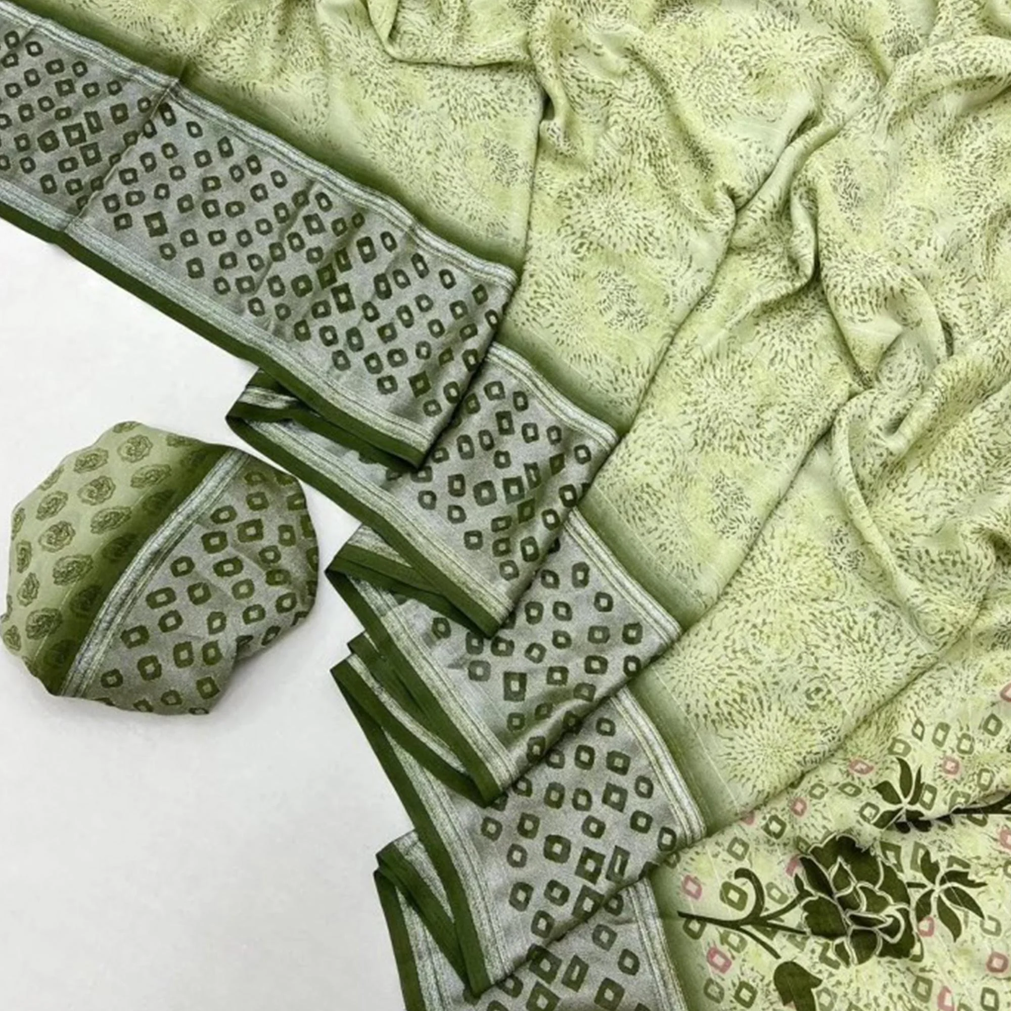 Green Floral Printed Chiffon Saree - Image 3