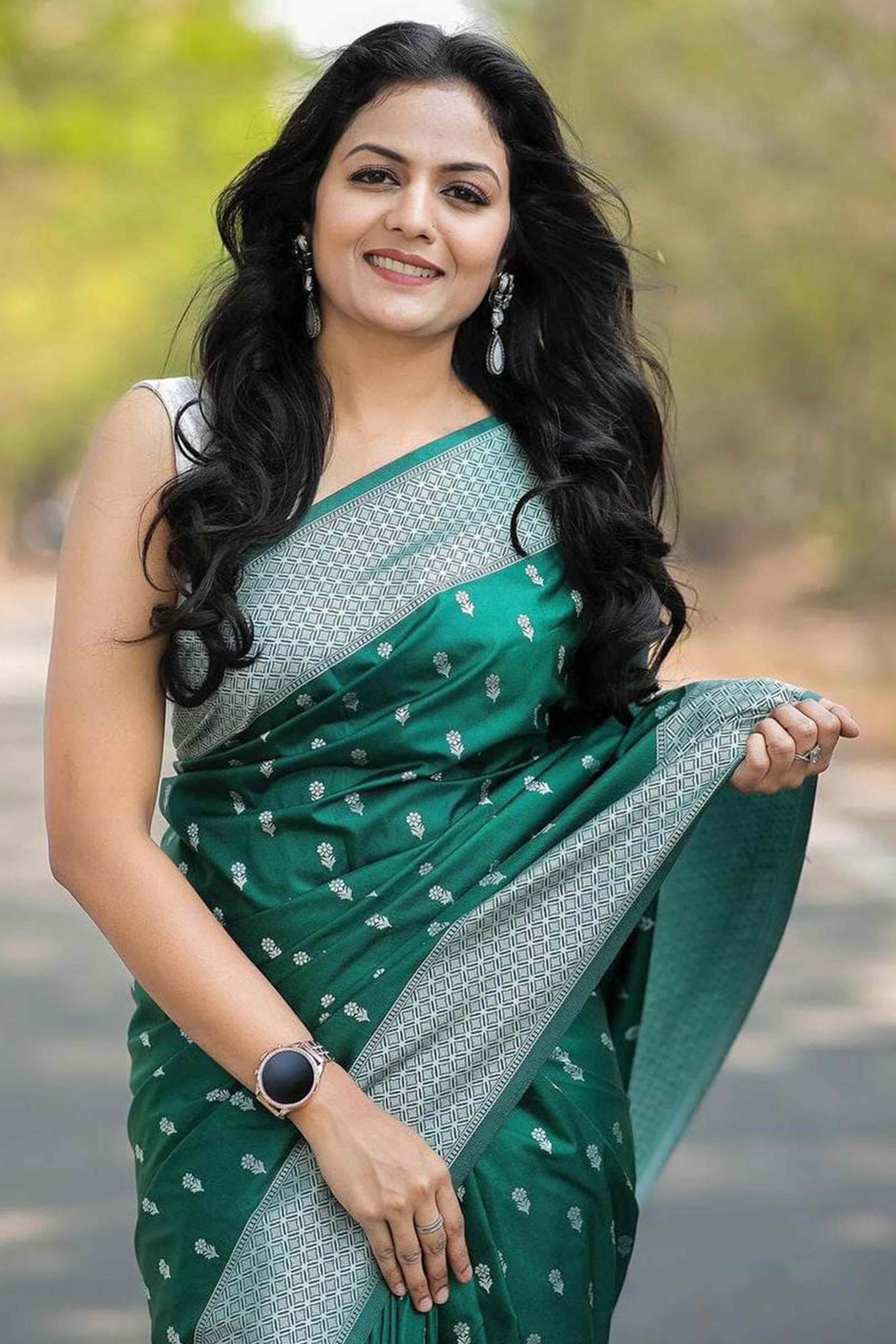 Green Floral Woven Lichi Banarasi Silk Saree With Tassels - Image 3