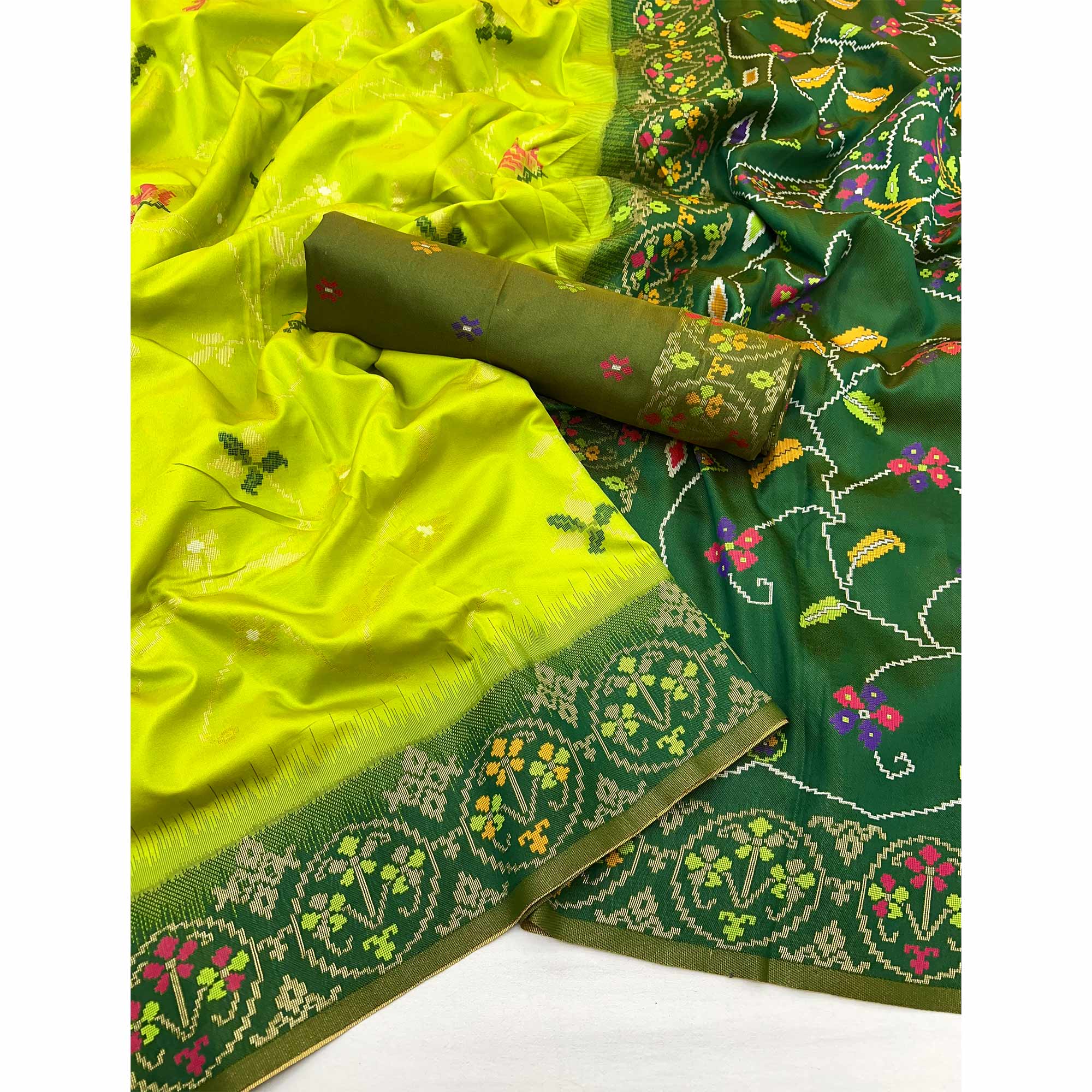Green Floral Woven Pure Silk Saree - Image 3