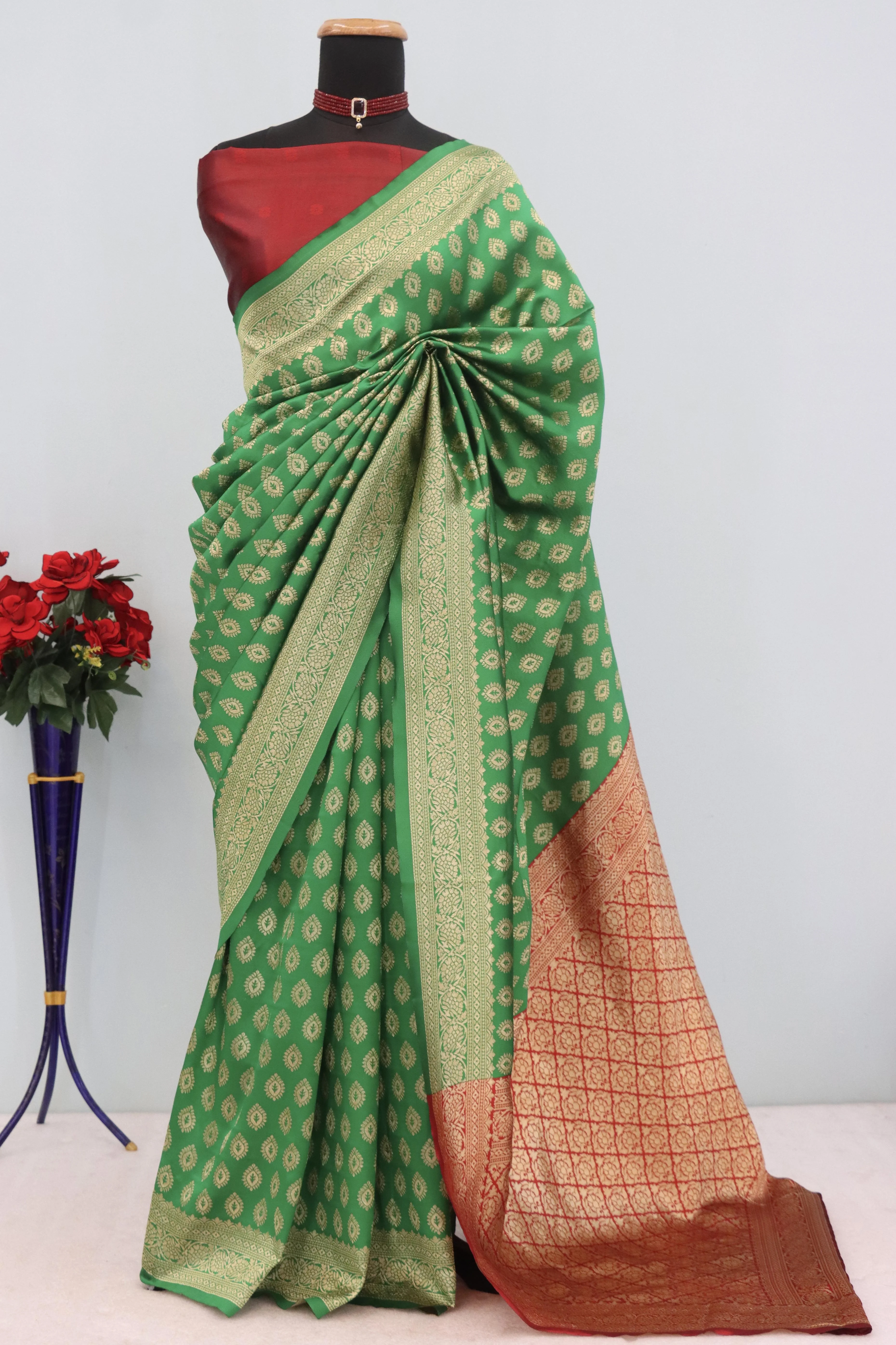 Green Floral Zari Woven Banarasi Silk Saree For Timeless Elegance - Image 3