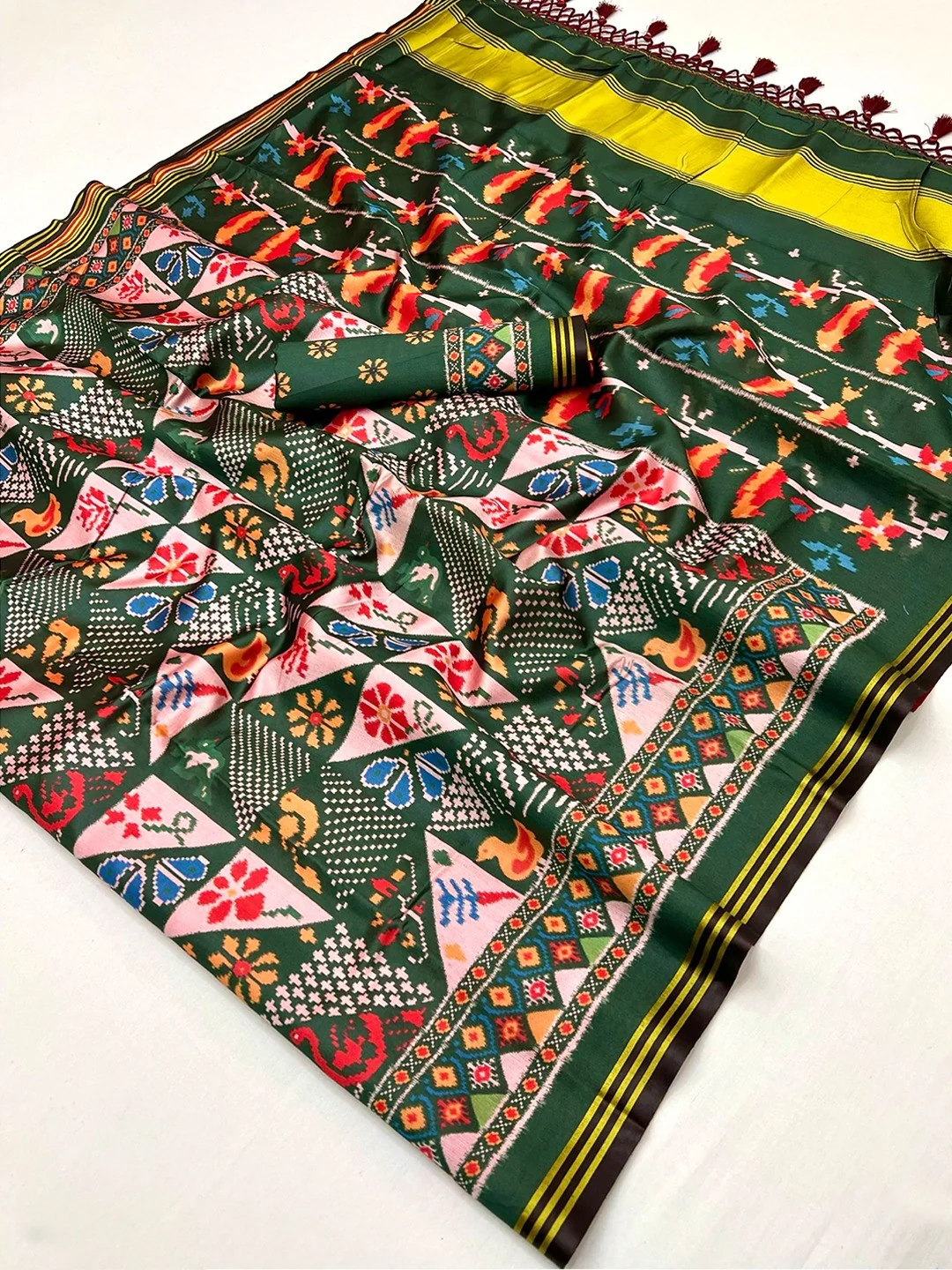 Green Handloom Silk Saree with Ethnic Traditional Patola Pattern for Special Occasions - Image 2