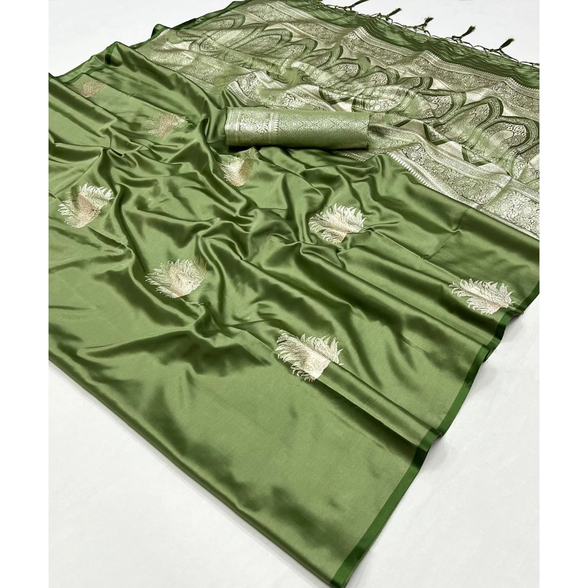 Green Handloom Weaving Satin Saree - Image 4