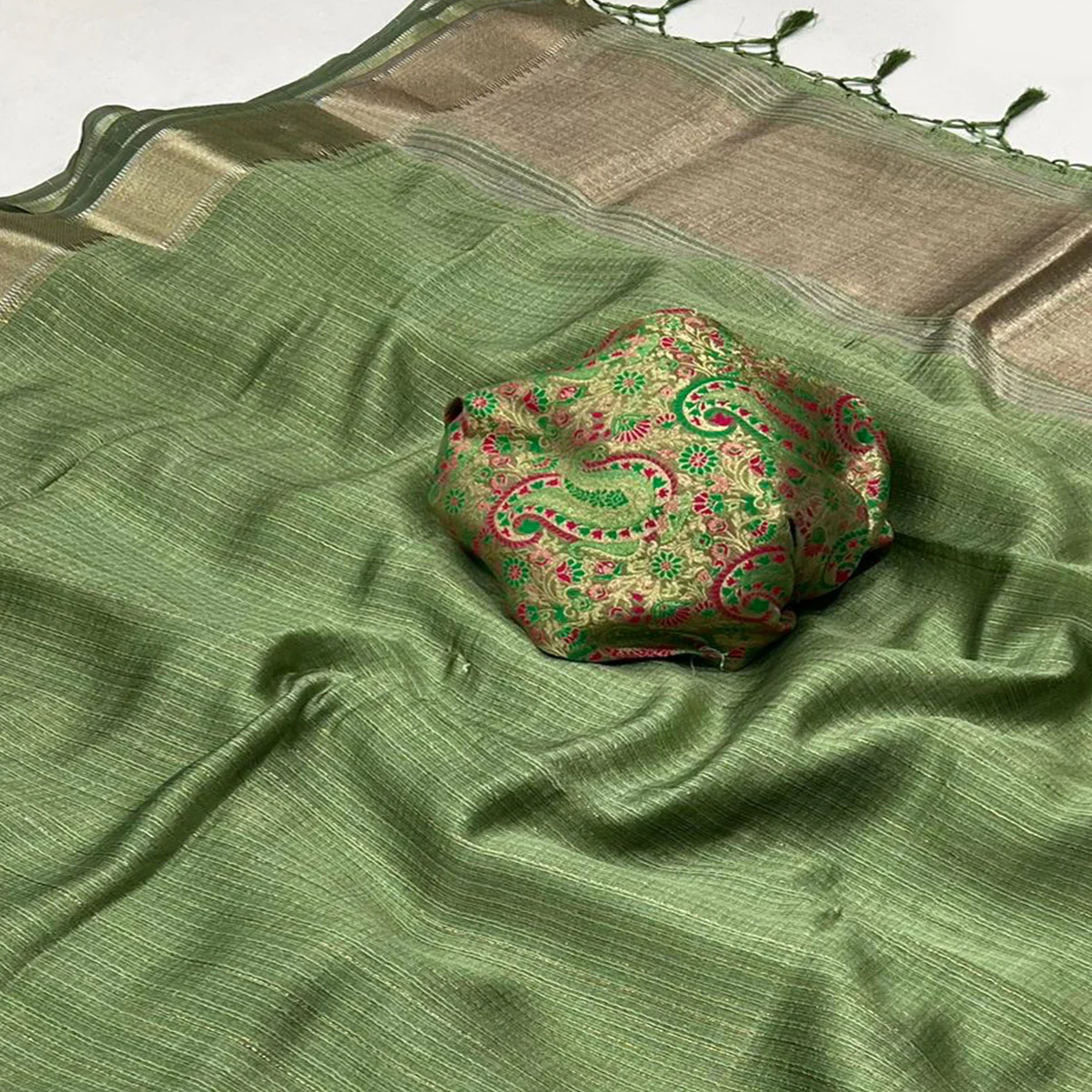 Green Handloom Woven Chiffon Saree - Image 2