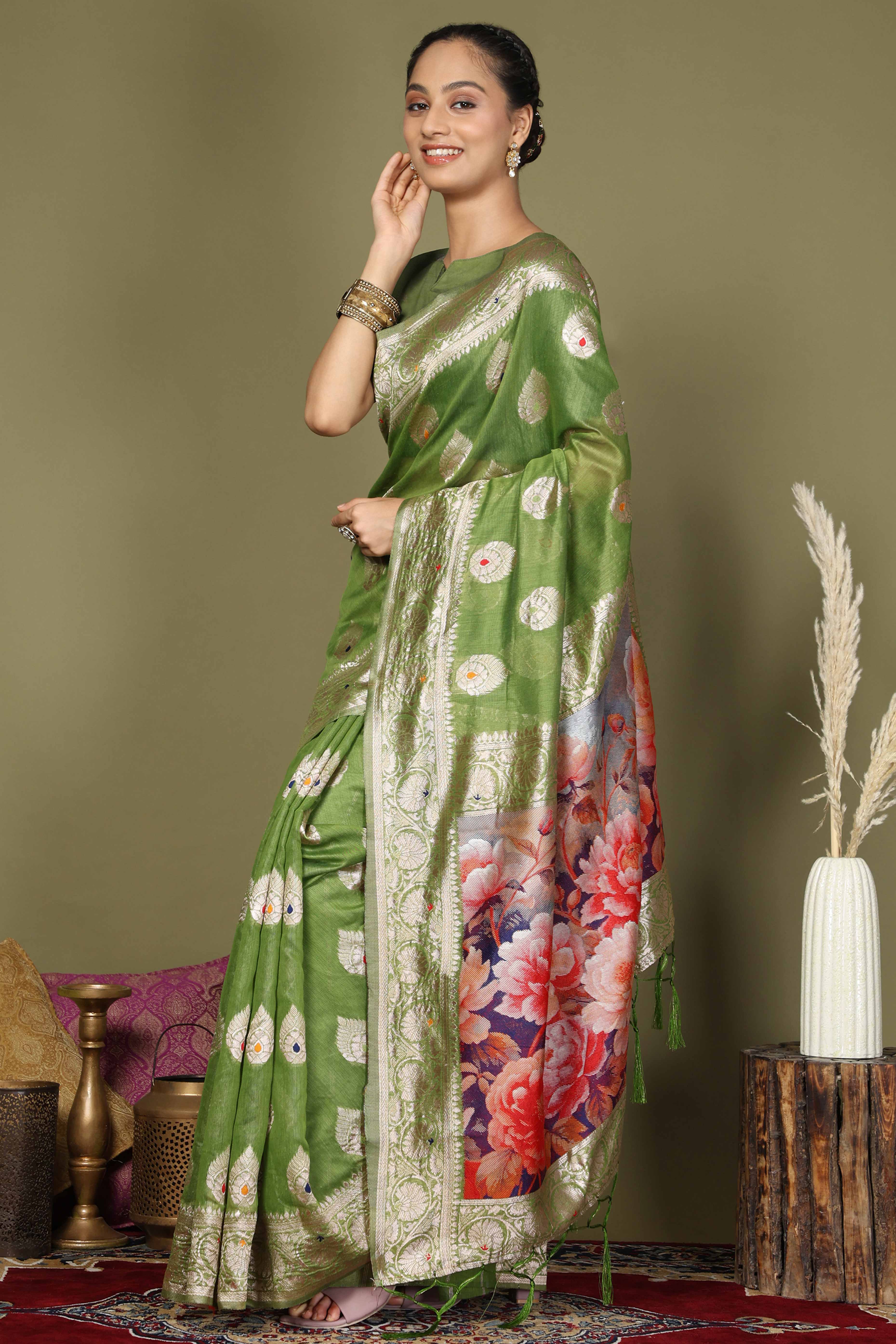 Green Saree In Linen Cotton Featuring Floral Zari Weaving & Digital Printed Pallu - Image 3