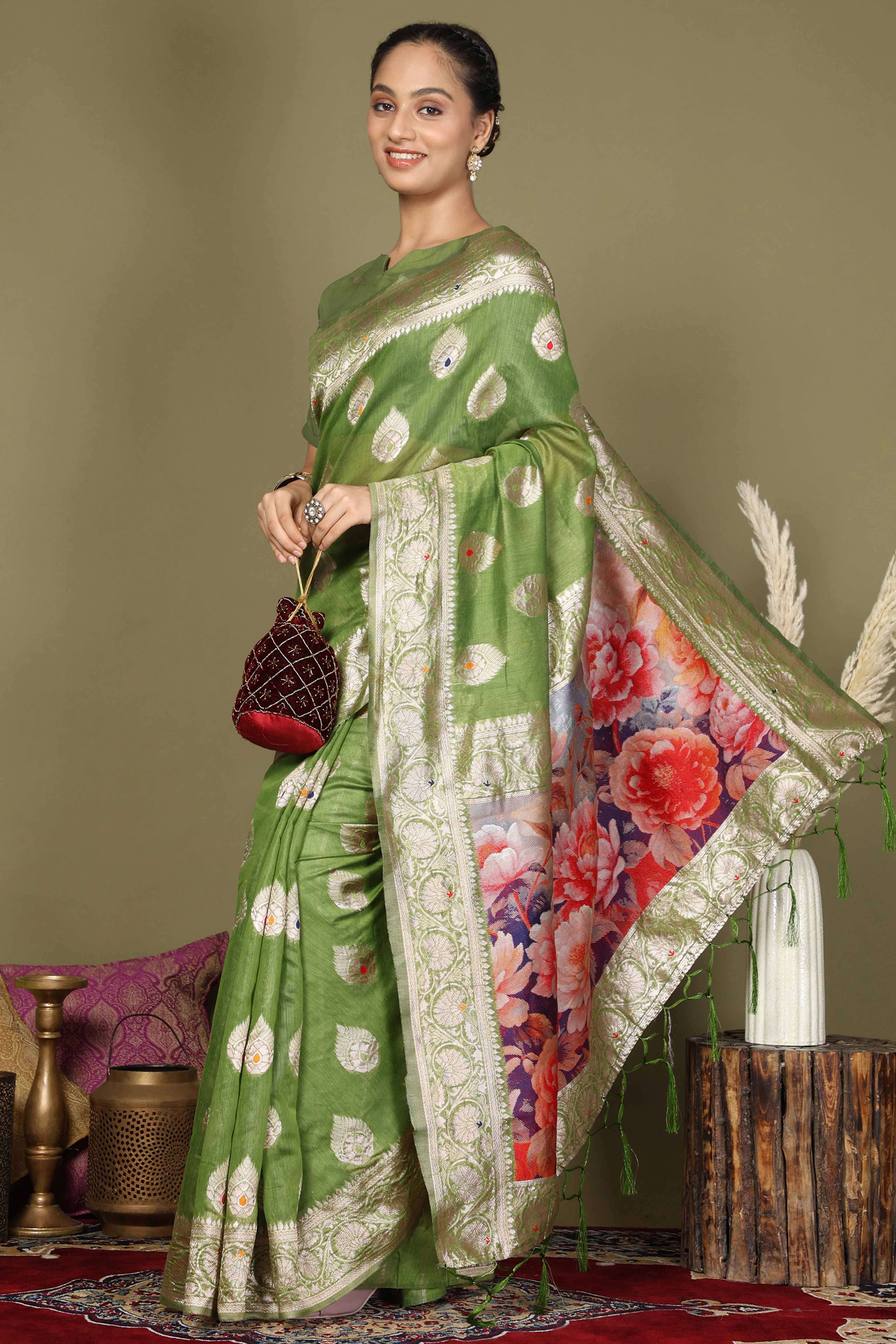 Green Saree In Linen Cotton Featuring Floral Zari Weaving & Digital Printed Pallu - Image 4