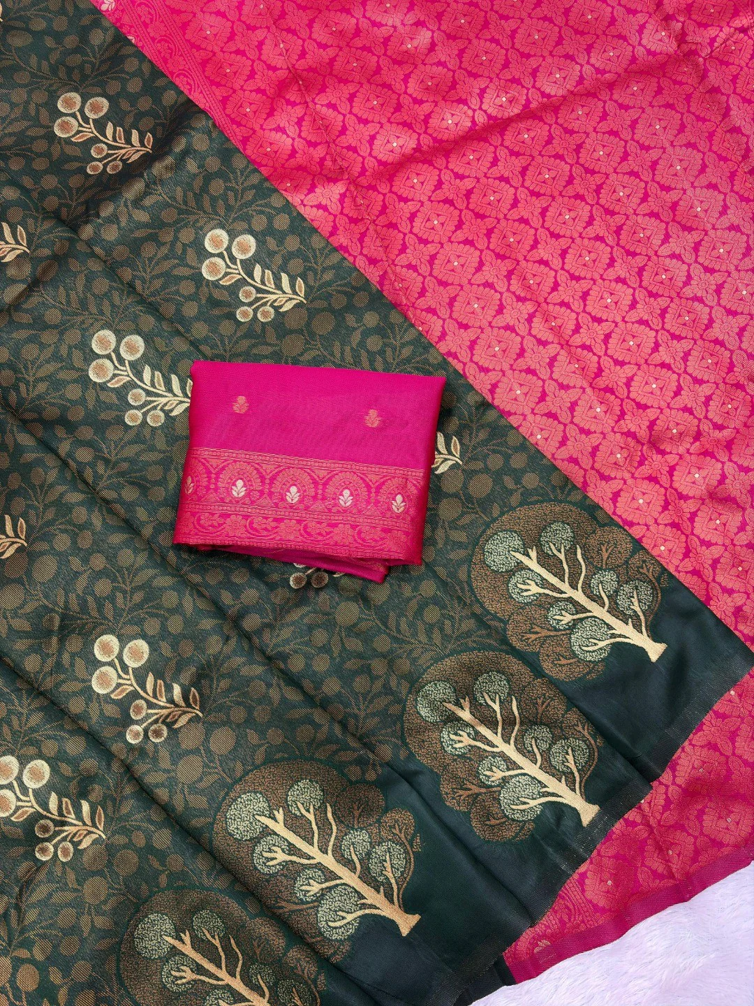 Green Silk Blend Saree with Woven Floral Design and Detailed Woven Motifs - Image 3
