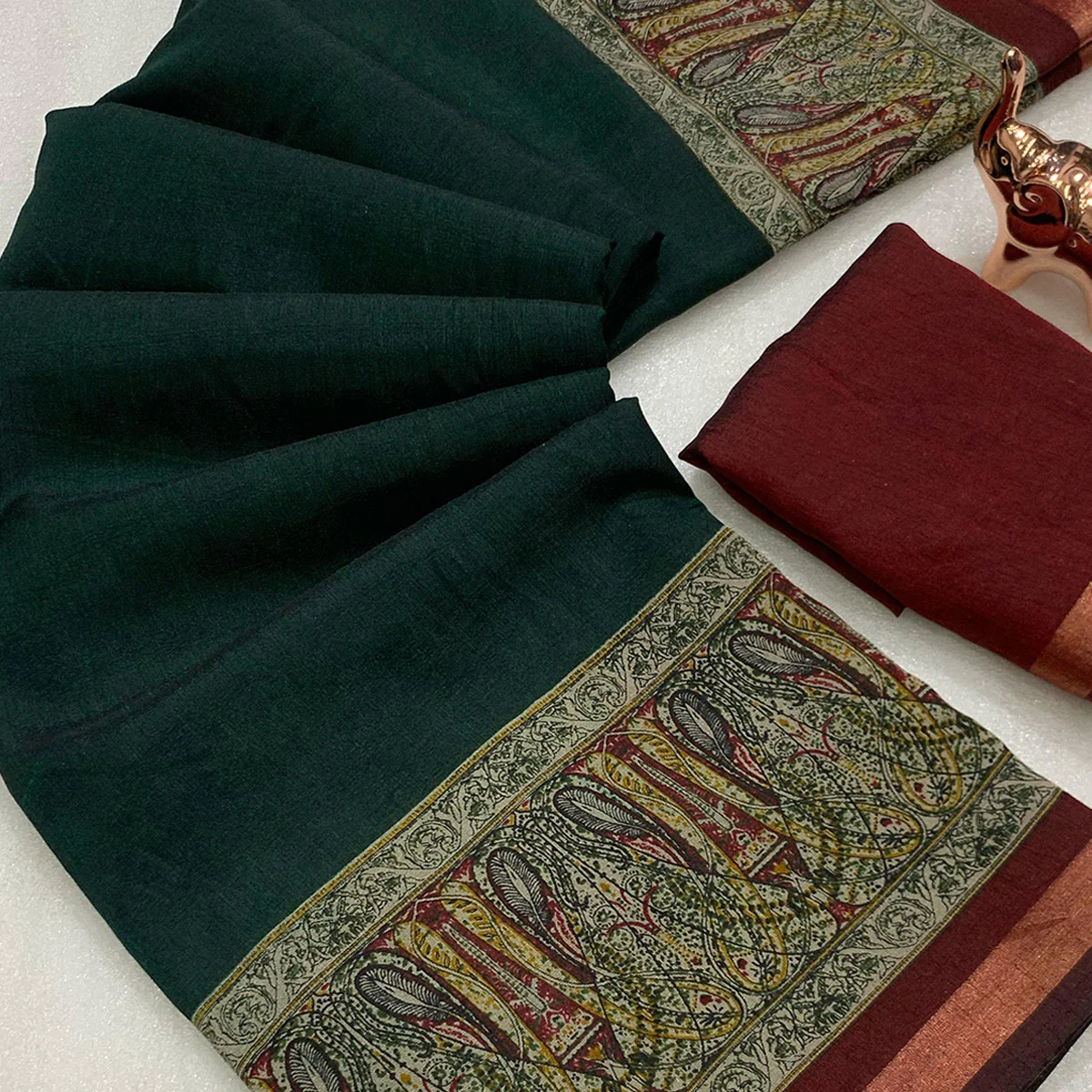 Green Solid Maheshwari Silk Blend Saree Adorned With Ajrakh Print & Two Tone Finish - Image 2