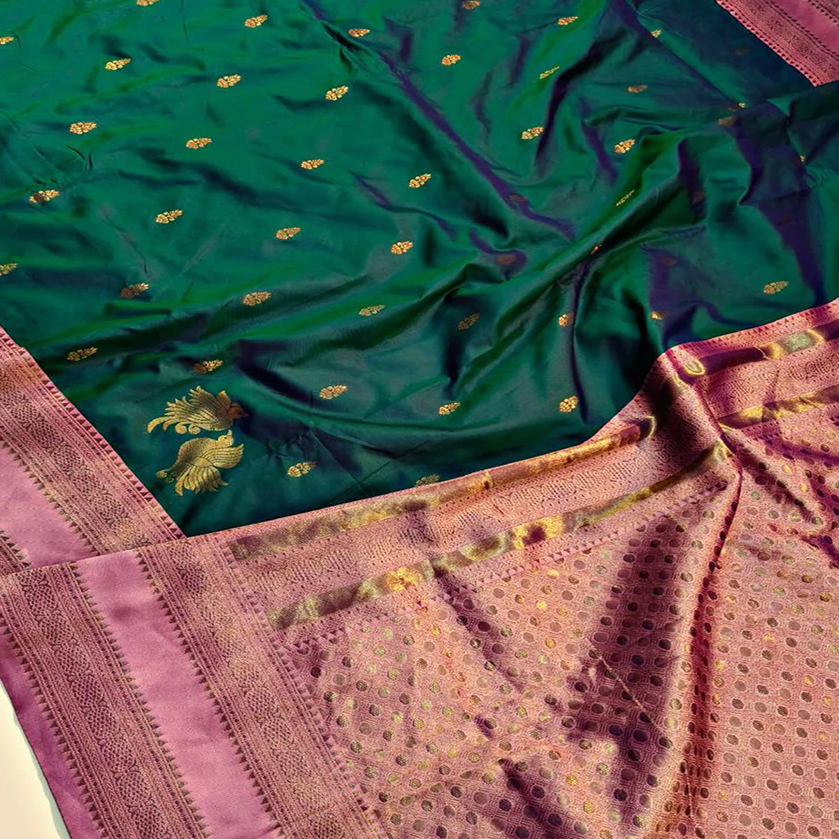 Green Traditional Kanjivaram Silk Saree Featuring Classic Zari Butti Weaving - Image 2