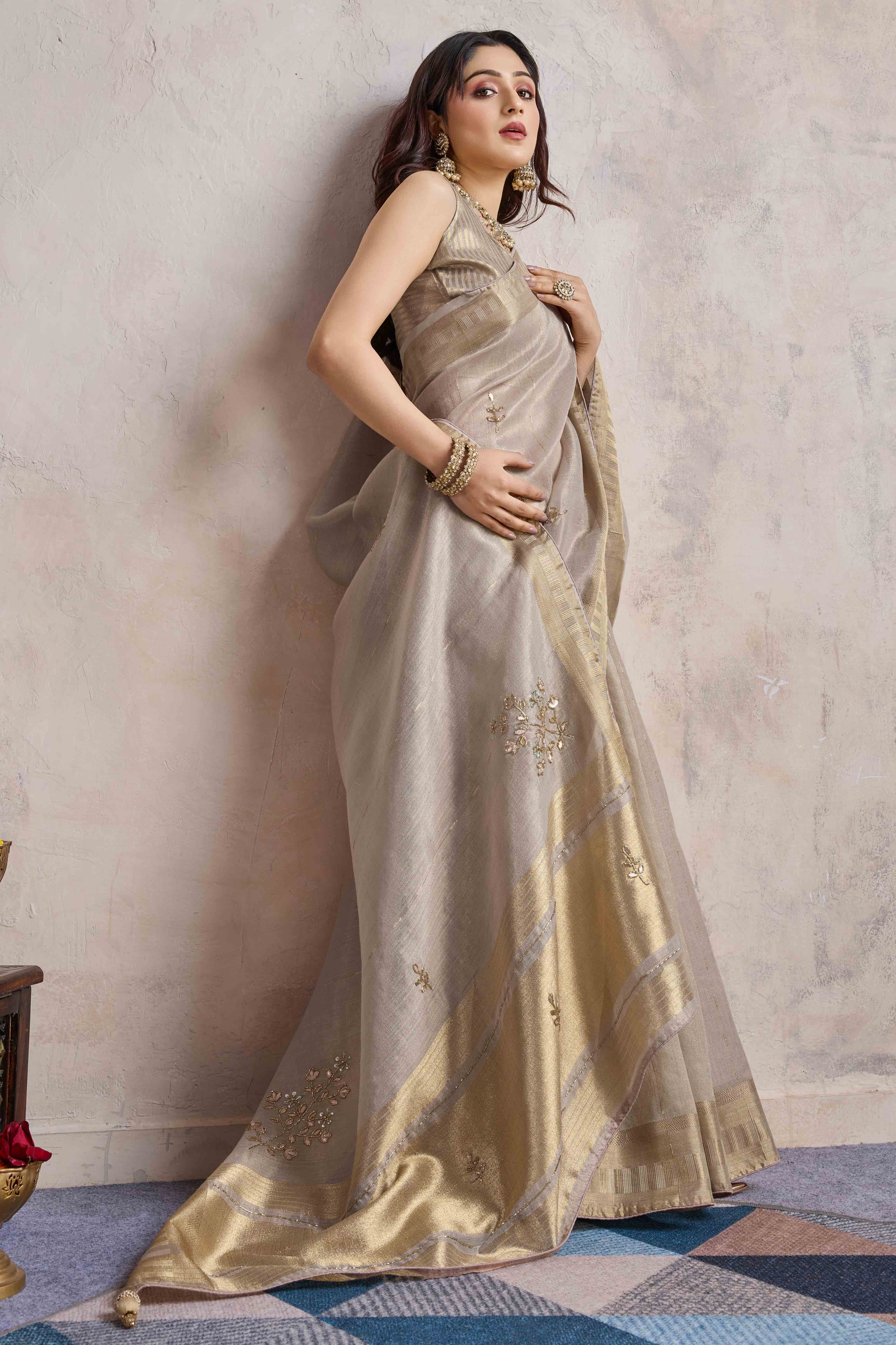 Grey Beads Work Woven Linen Slub Saree - Image 5