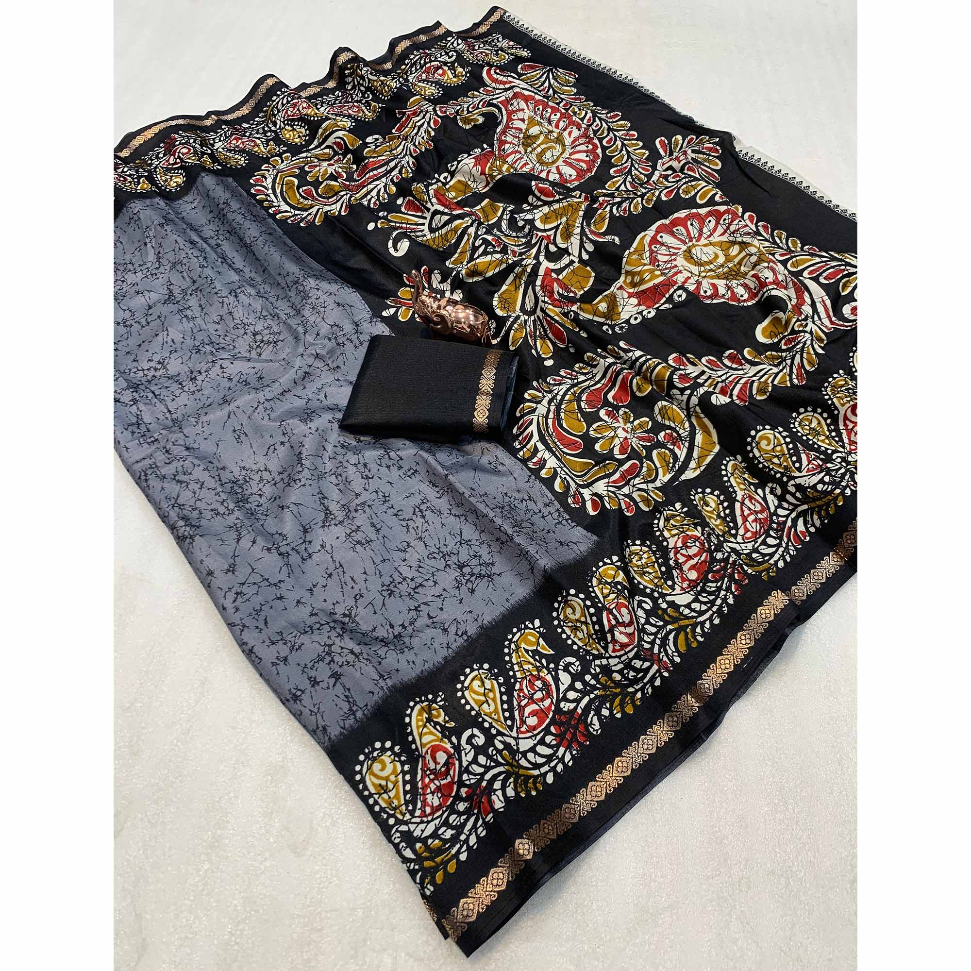 Grey & Black Abstract Printed Dola Silk Saree Enhanced With Kalamkari Art Pallu - Image 3