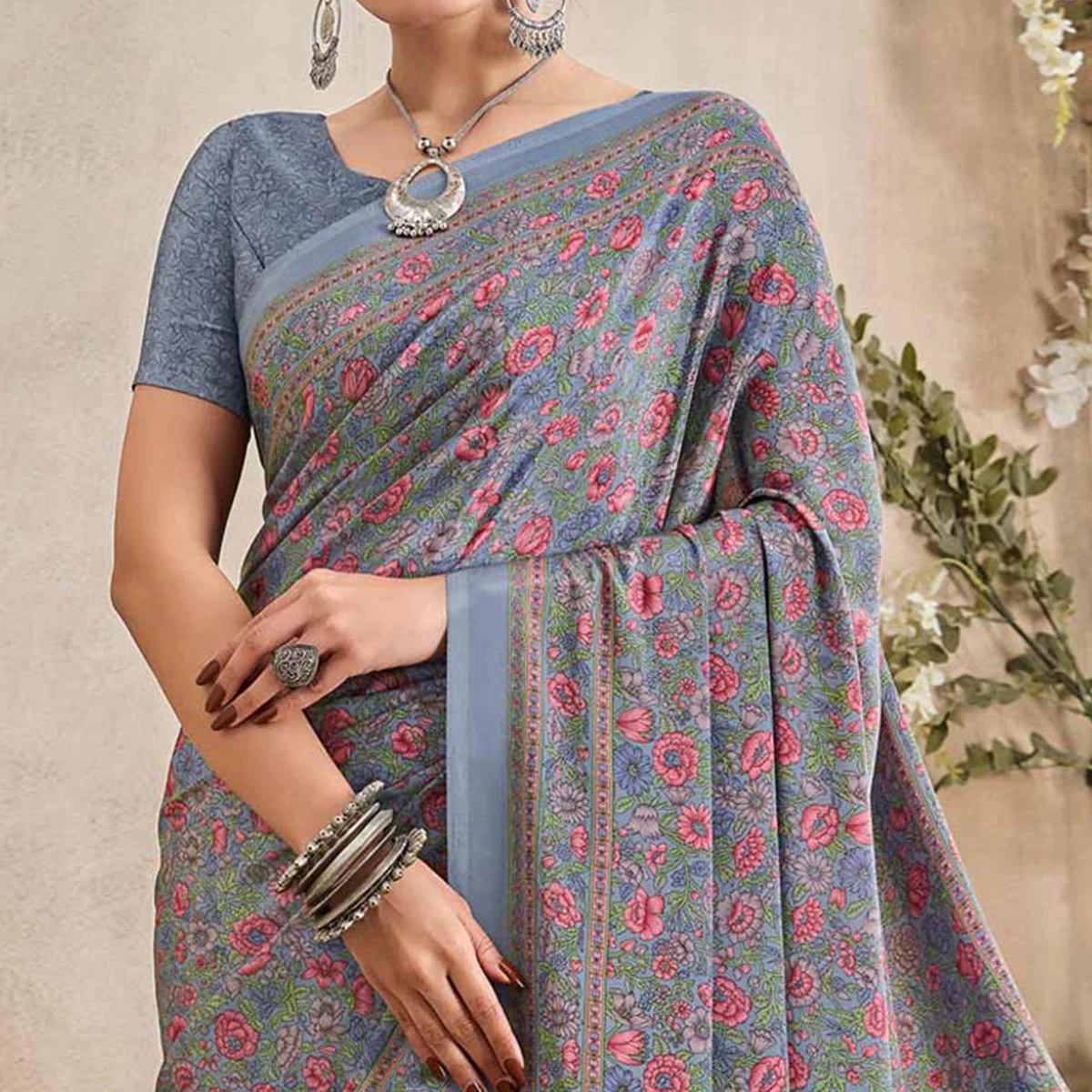 Grey Crepe Silk Floral Printed Saree - Image 3