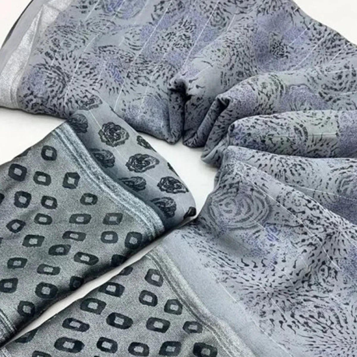 Grey Floral Printed Chiffon Saree - Image 2