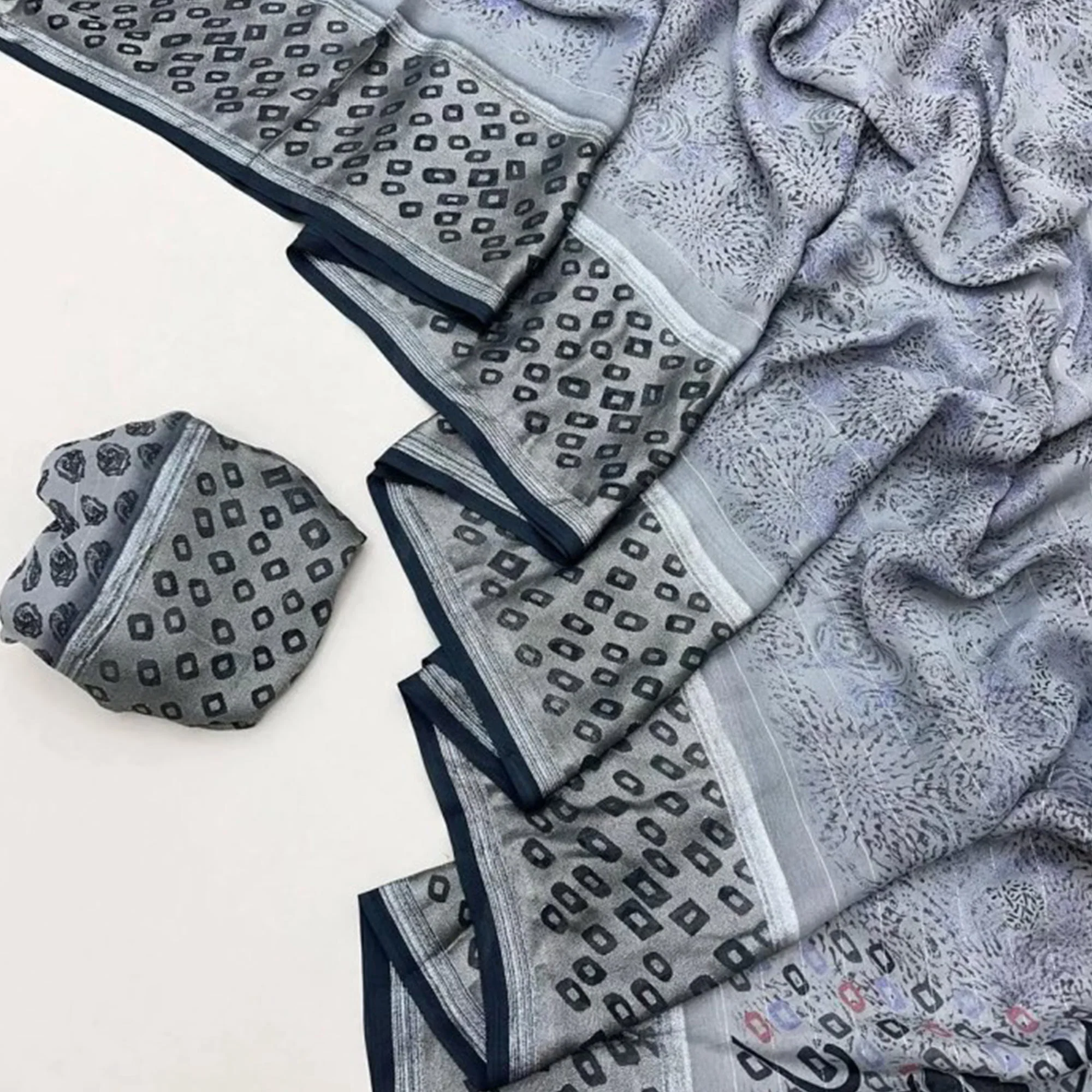 Grey Floral Printed Chiffon Saree - Image 3