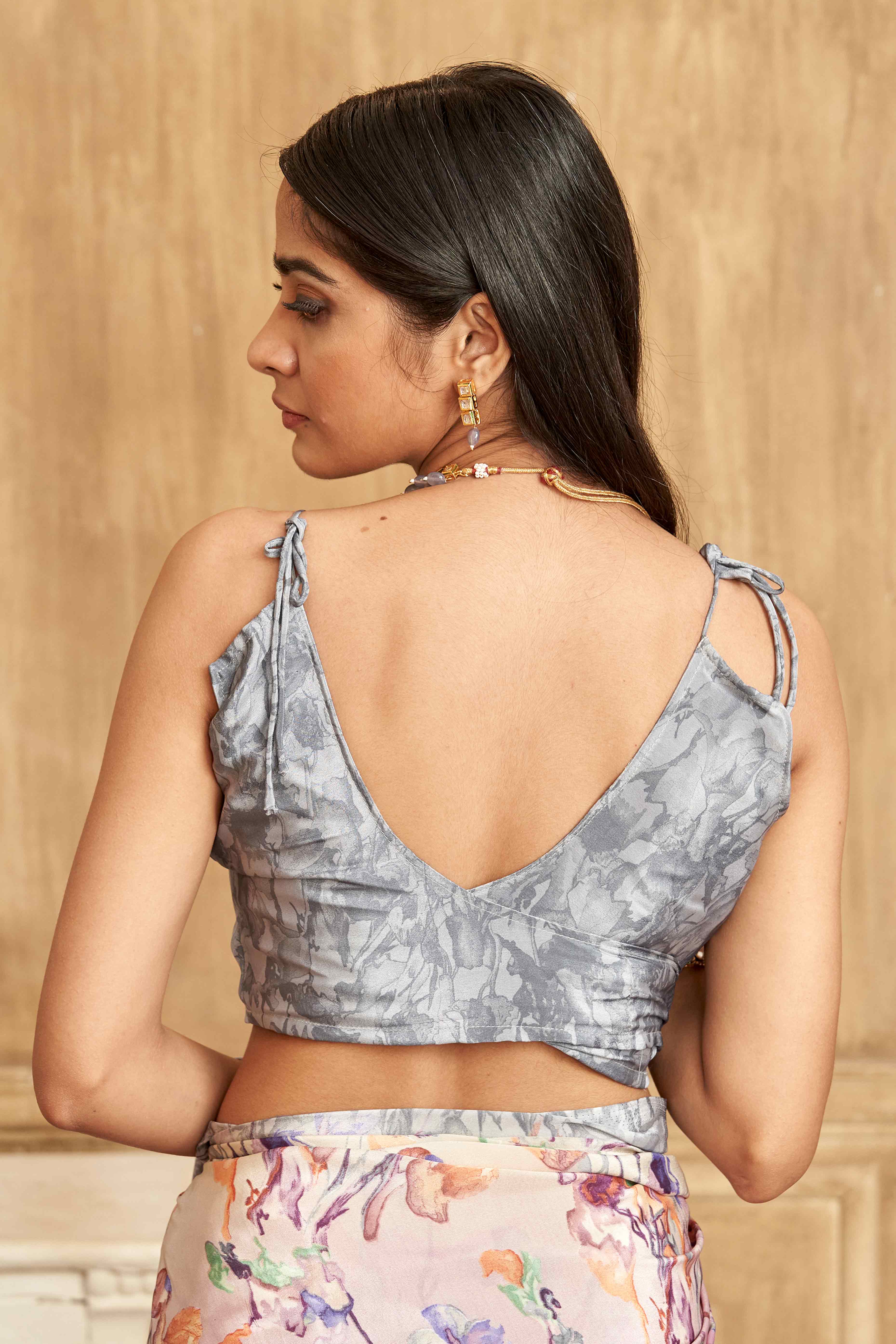 Grey Floral Printed Crepe Silk Saree - Image 5