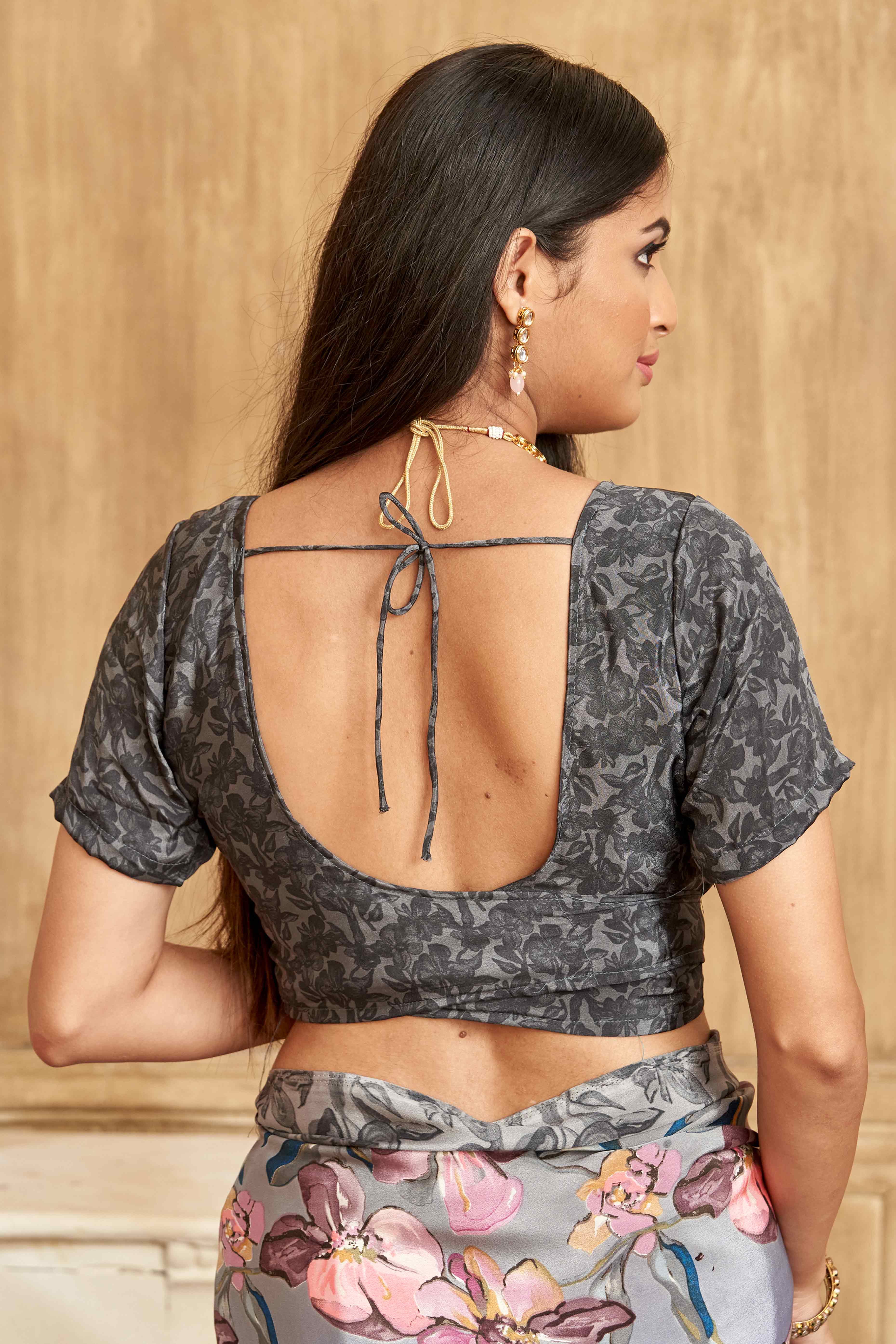 Grey Floral Printed Crepe Silk Saree - Image 5