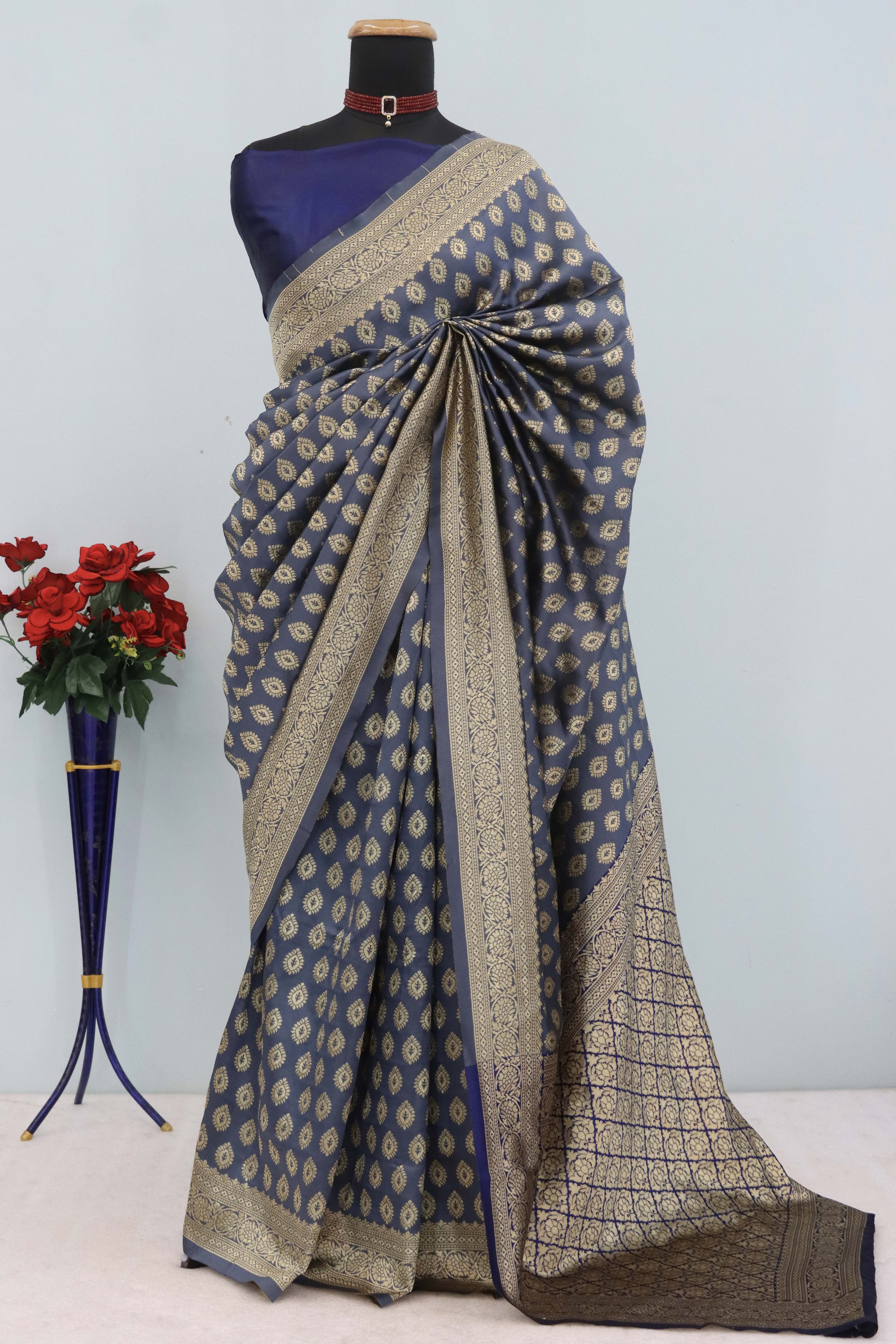 Grey Floral Zari Woven Banarasi Silk Saree For Timeless Elegance - Image 3
