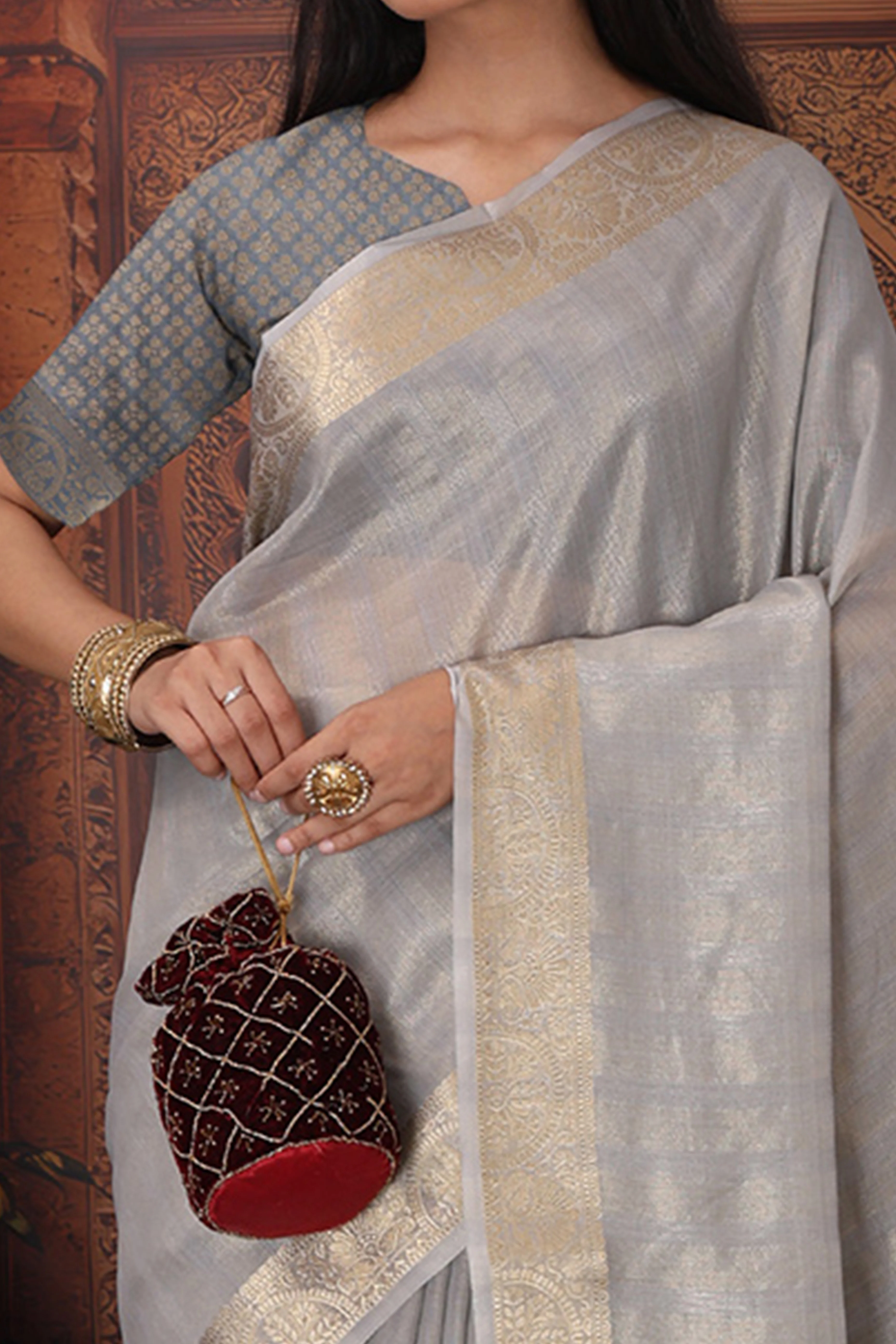 Grey Organza Saree Adorned With Floral Zari Weaving & Graceful Tassel Pallu - Image 2