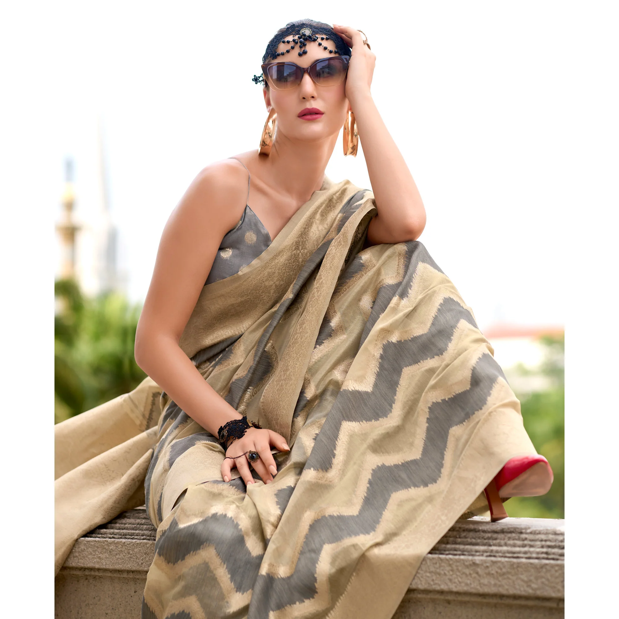 Grey Woven Cotton Silk Saree - Image 2