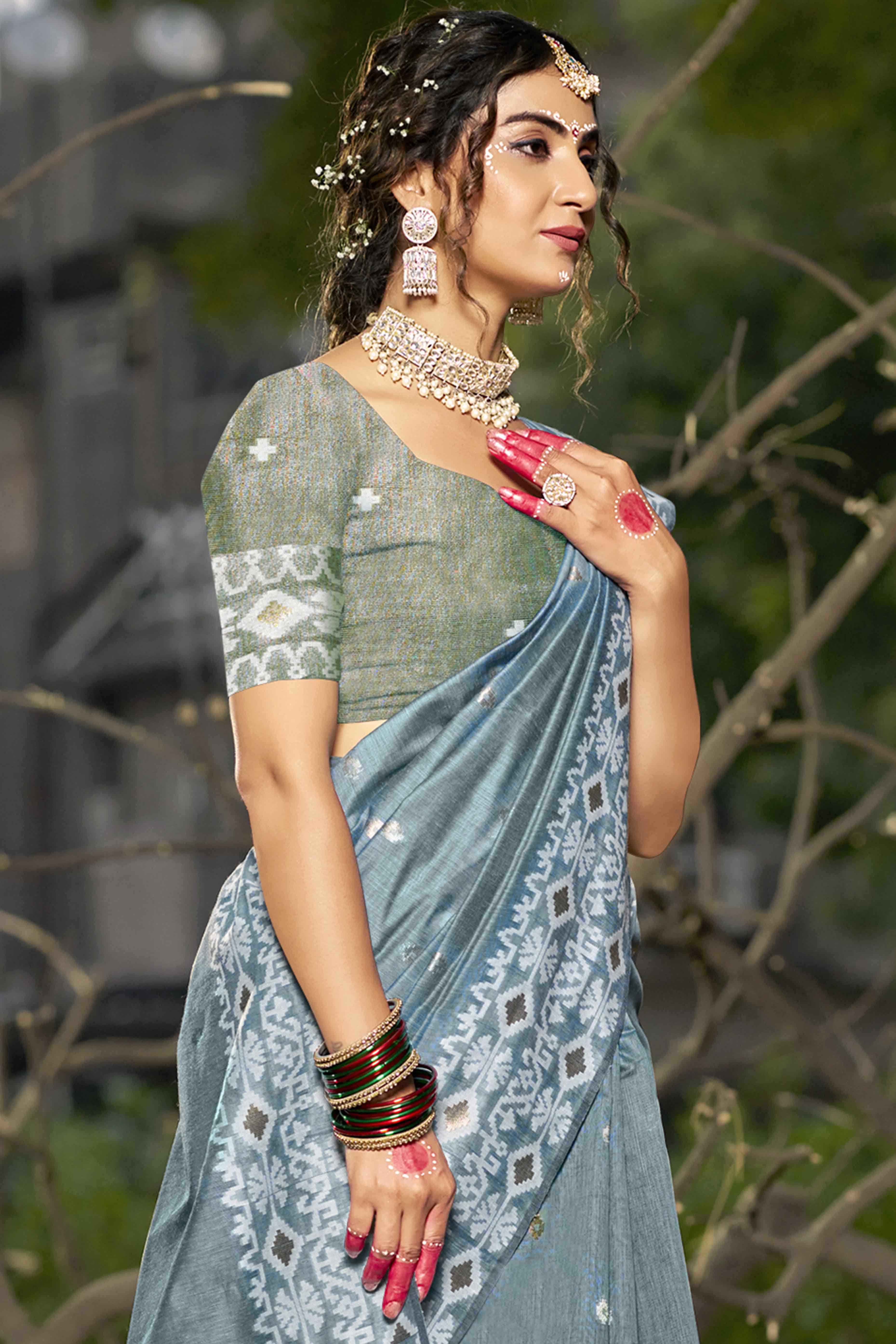 Grey Woven Linen Cotton Saree With Tassels - Image 3