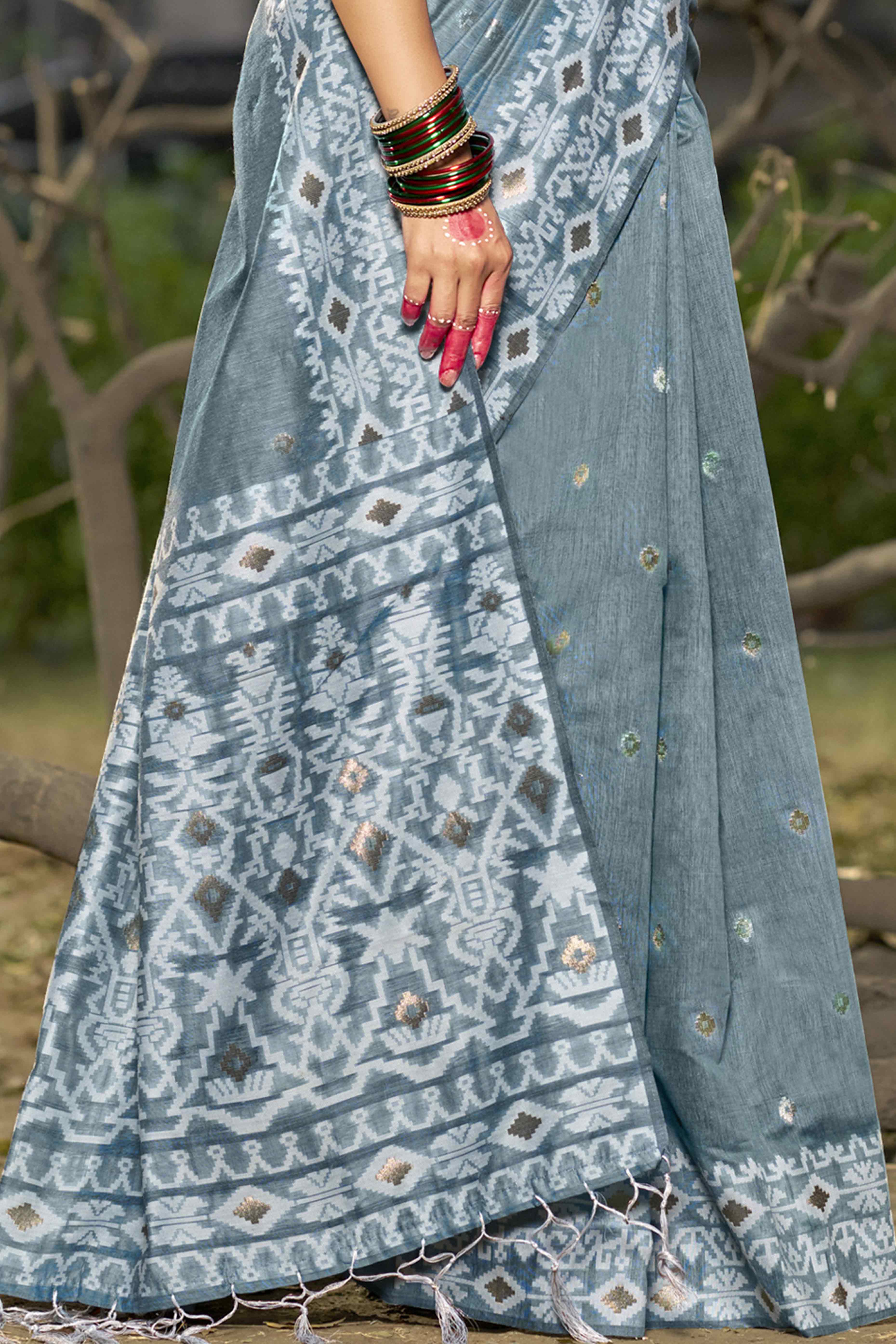 Grey Woven Linen Cotton Saree With Tassels - Image 4