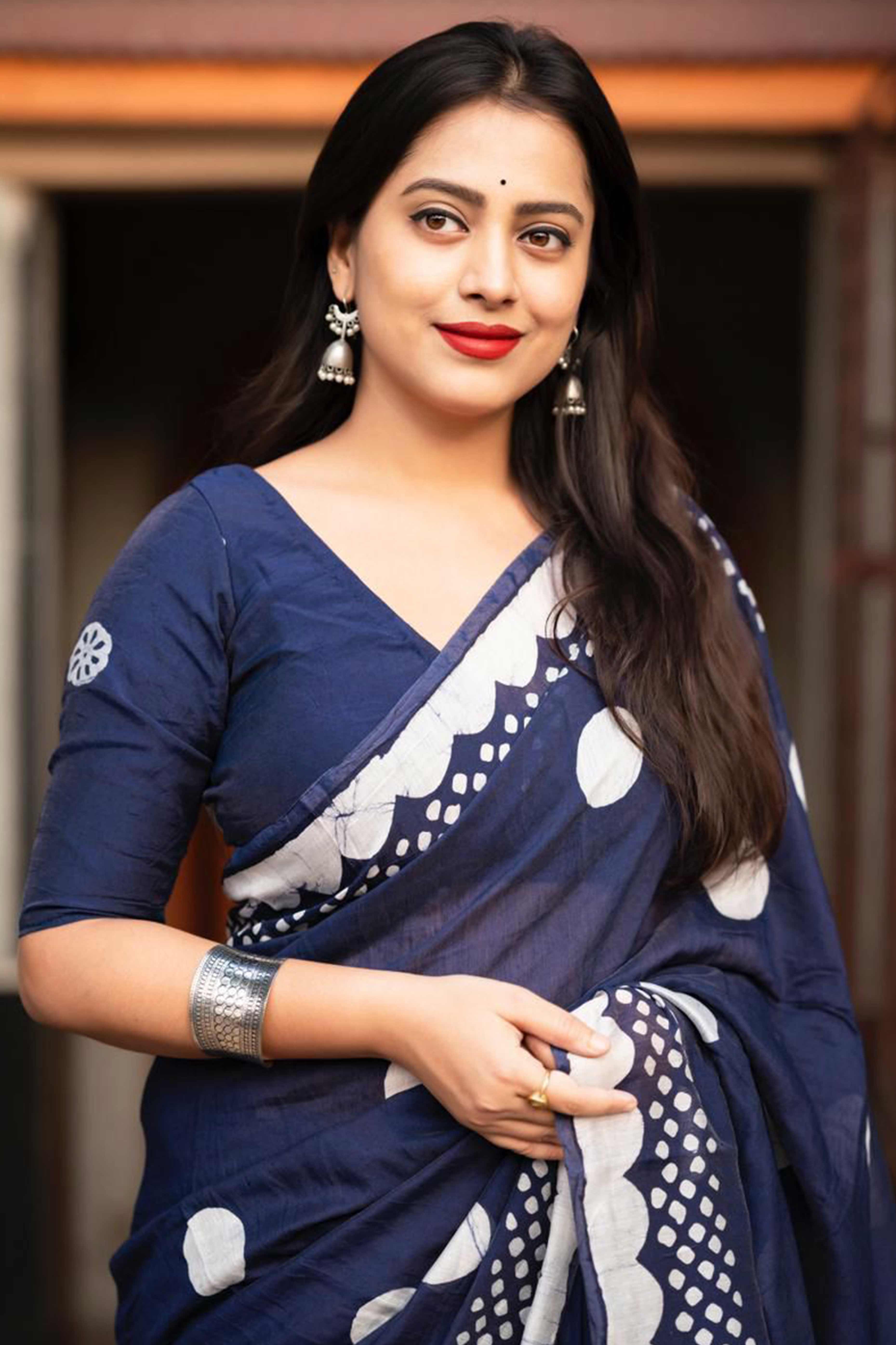 Indigo Blue Linen Saree With Vibrant Polka Digital Print & Trendy Tassel Pallu - Image 4