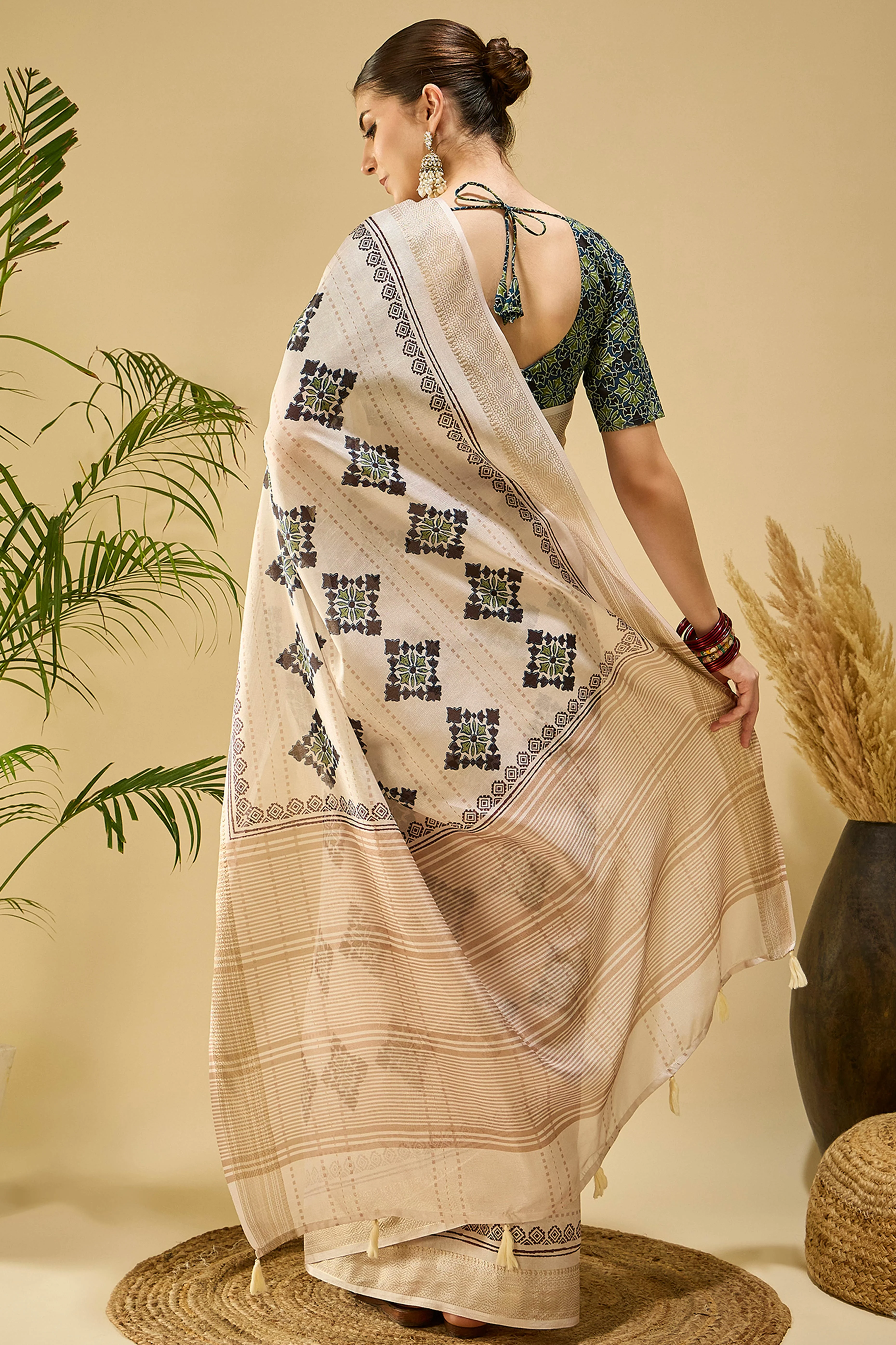 Ivory Cream Floral Printed Katki Cotton Silk Saree With Graceful Tassel Pallu - Image 6