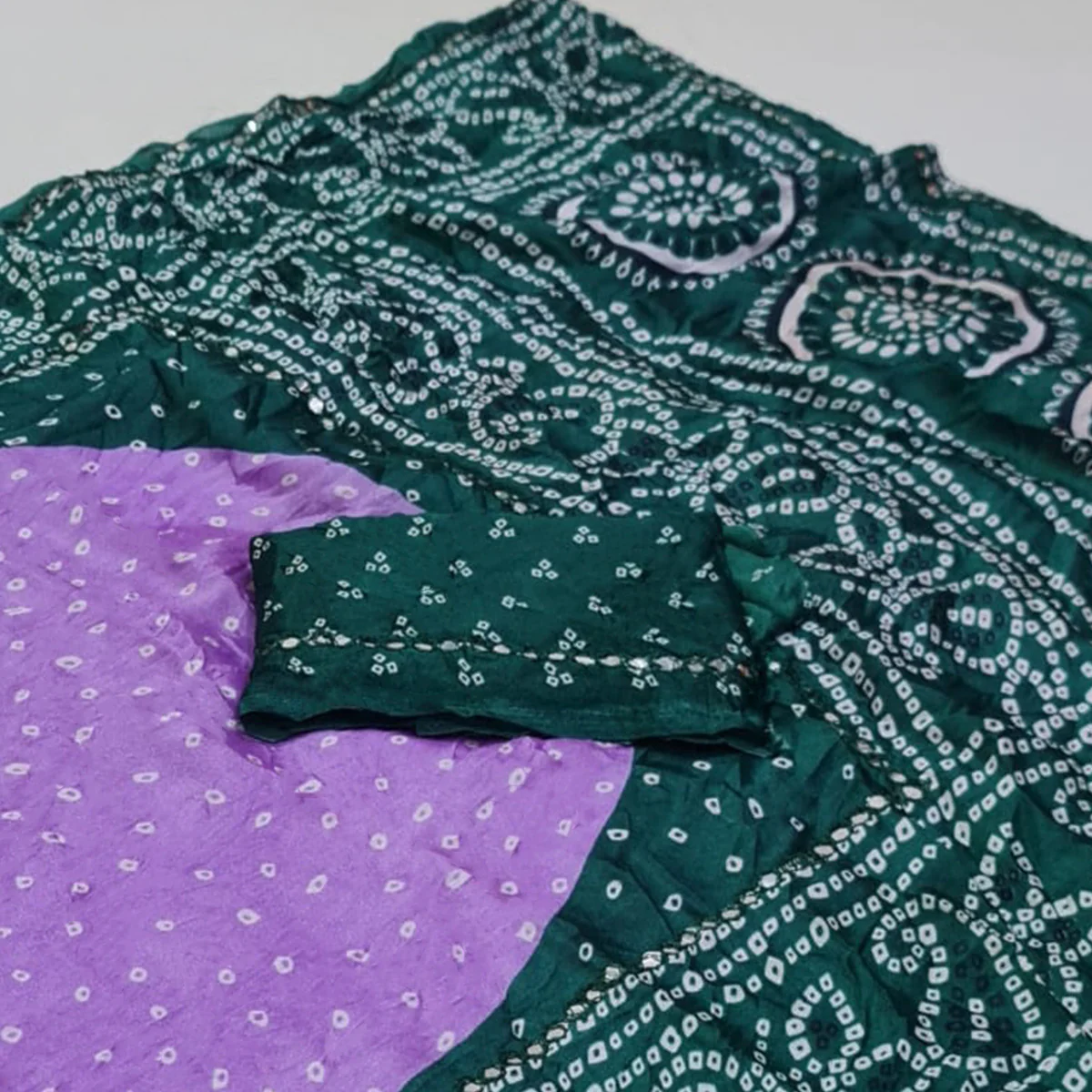 Lavender & Green Bandhani Printed Chiffon Saree - Image 2