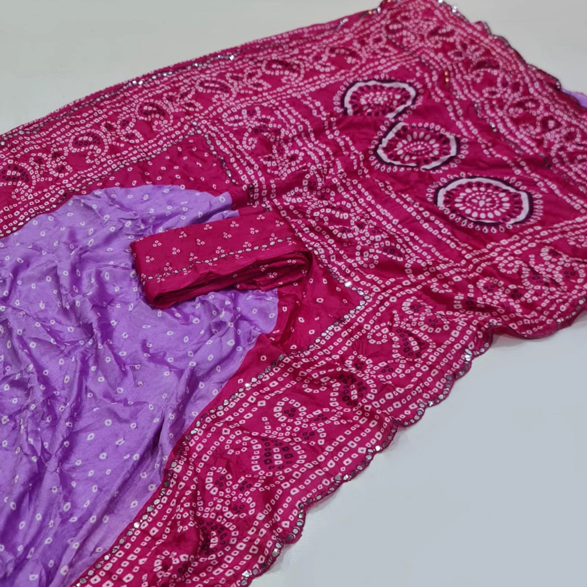 Lavender & Pink Bandhani Printed Chiffon Saree - Image 3