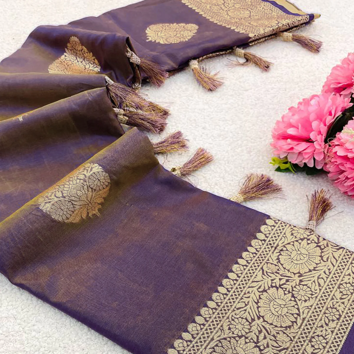 Lavender Pure Banarasi Silk Saree Adorned with Intricate Zari Butti Woven Detailing - Image 2