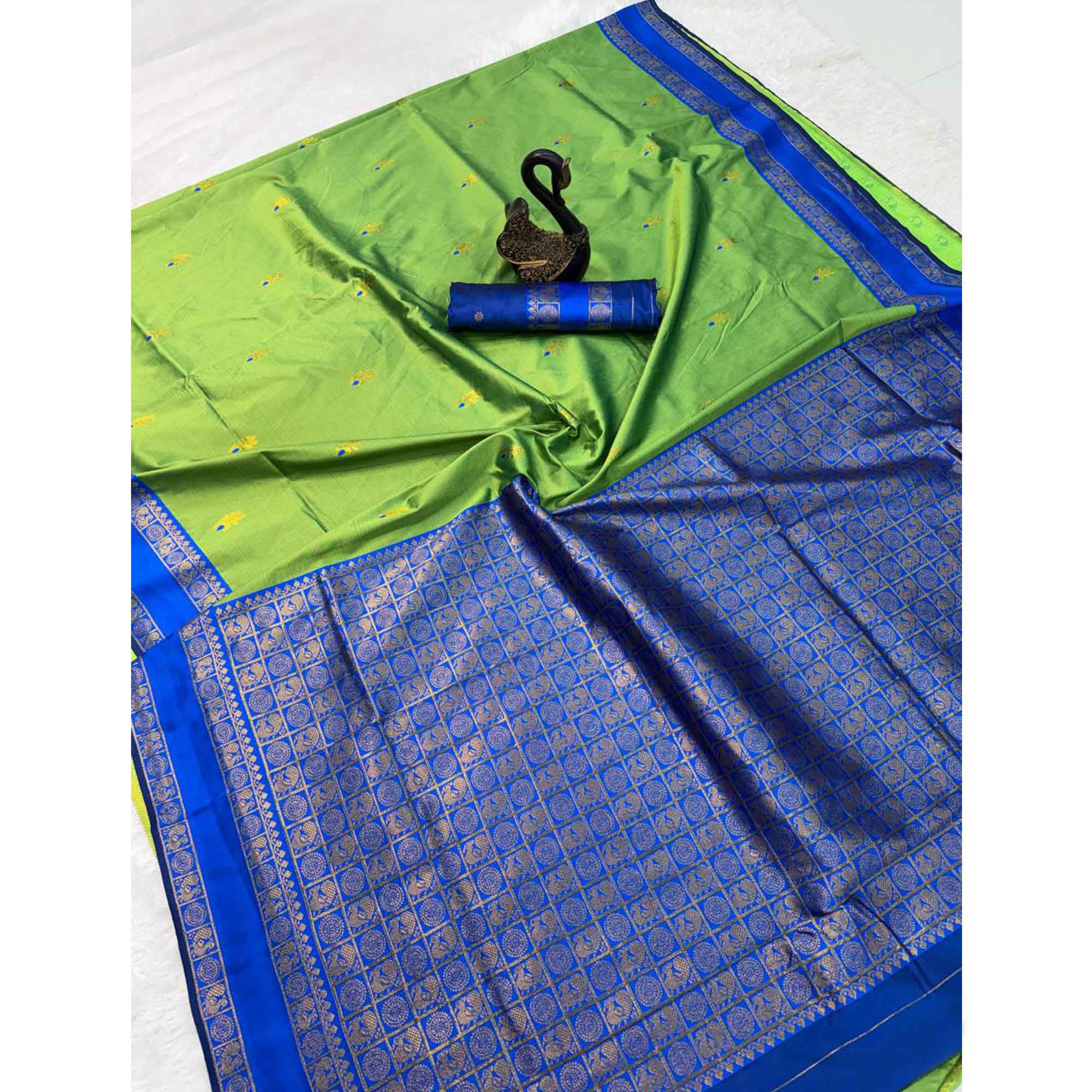 Lemon Green Handwoven Kanjivaram Silk Saree Detailed with Fine Zari Butti Motifs - Image 3