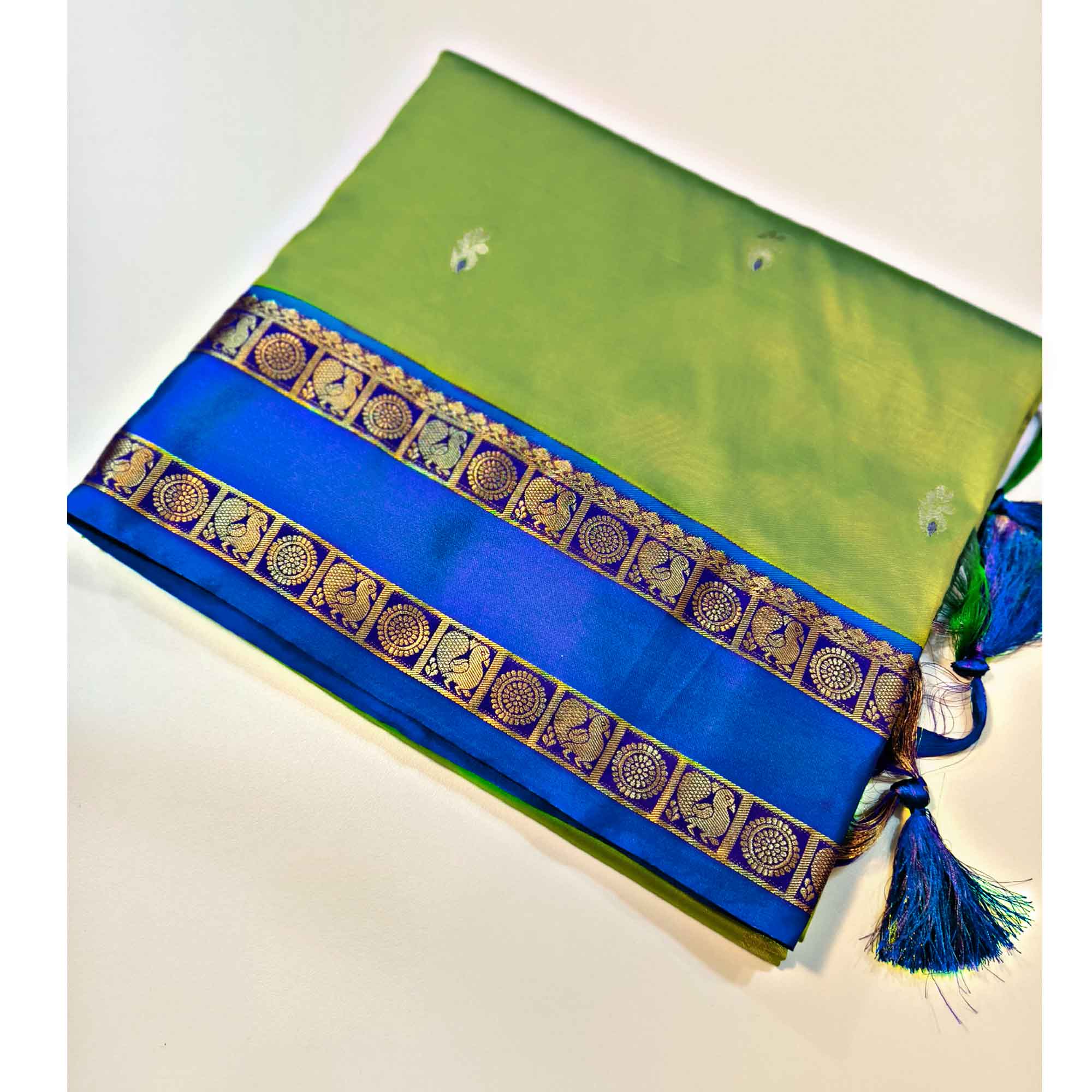 Lemon Green Handwoven Kanjivaram Silk Saree Detailed with Fine Zari Butti Motifs - Image 4