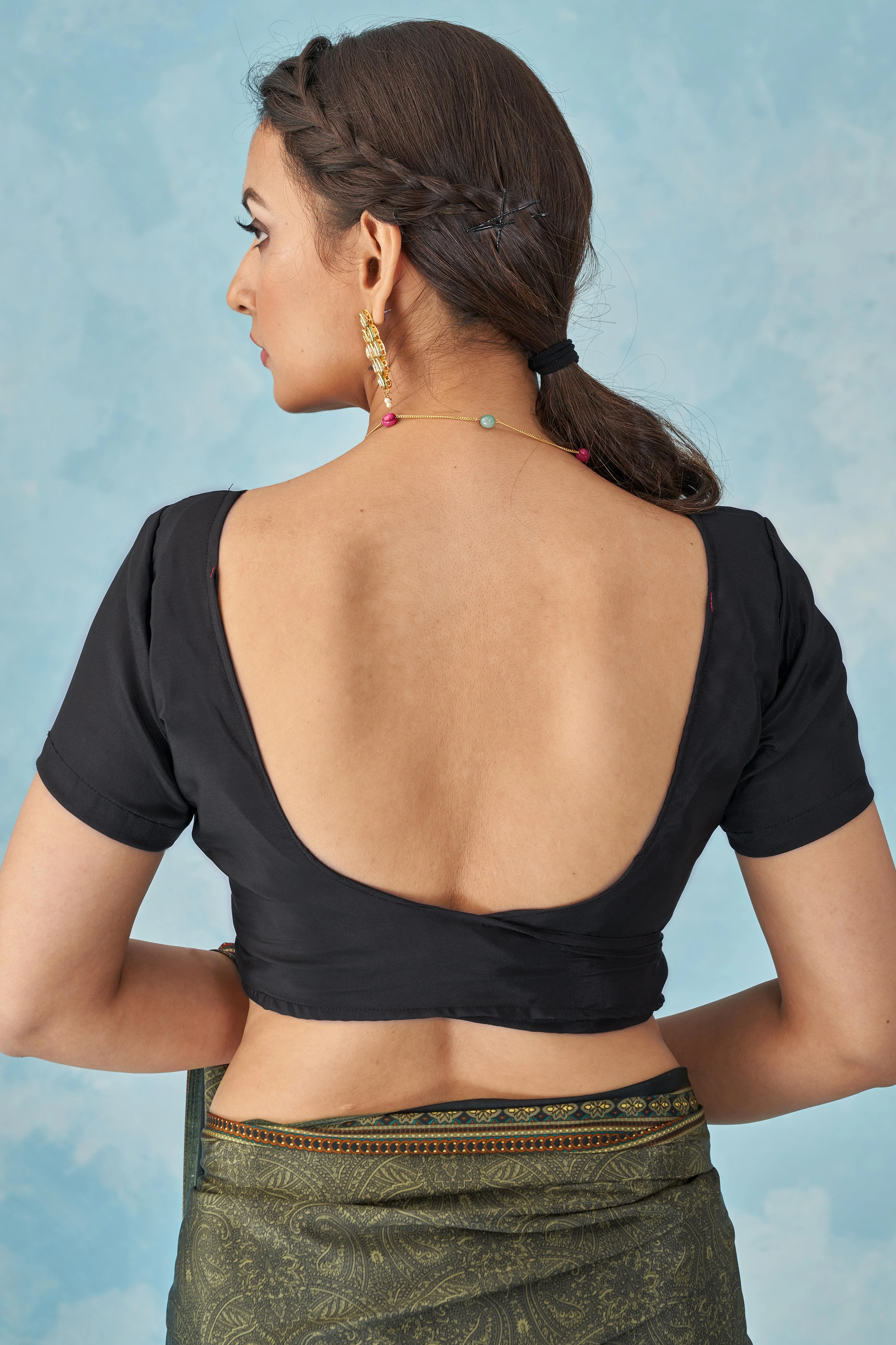 Lightweight Grey Paisley Printed Saree in Silk Crepe - Image 5