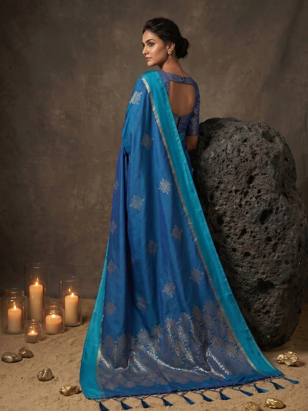Luxurious Blue Silk Blend Saree Featuring Elegant Zari Weaving Work & Tassel Accents - Image 3