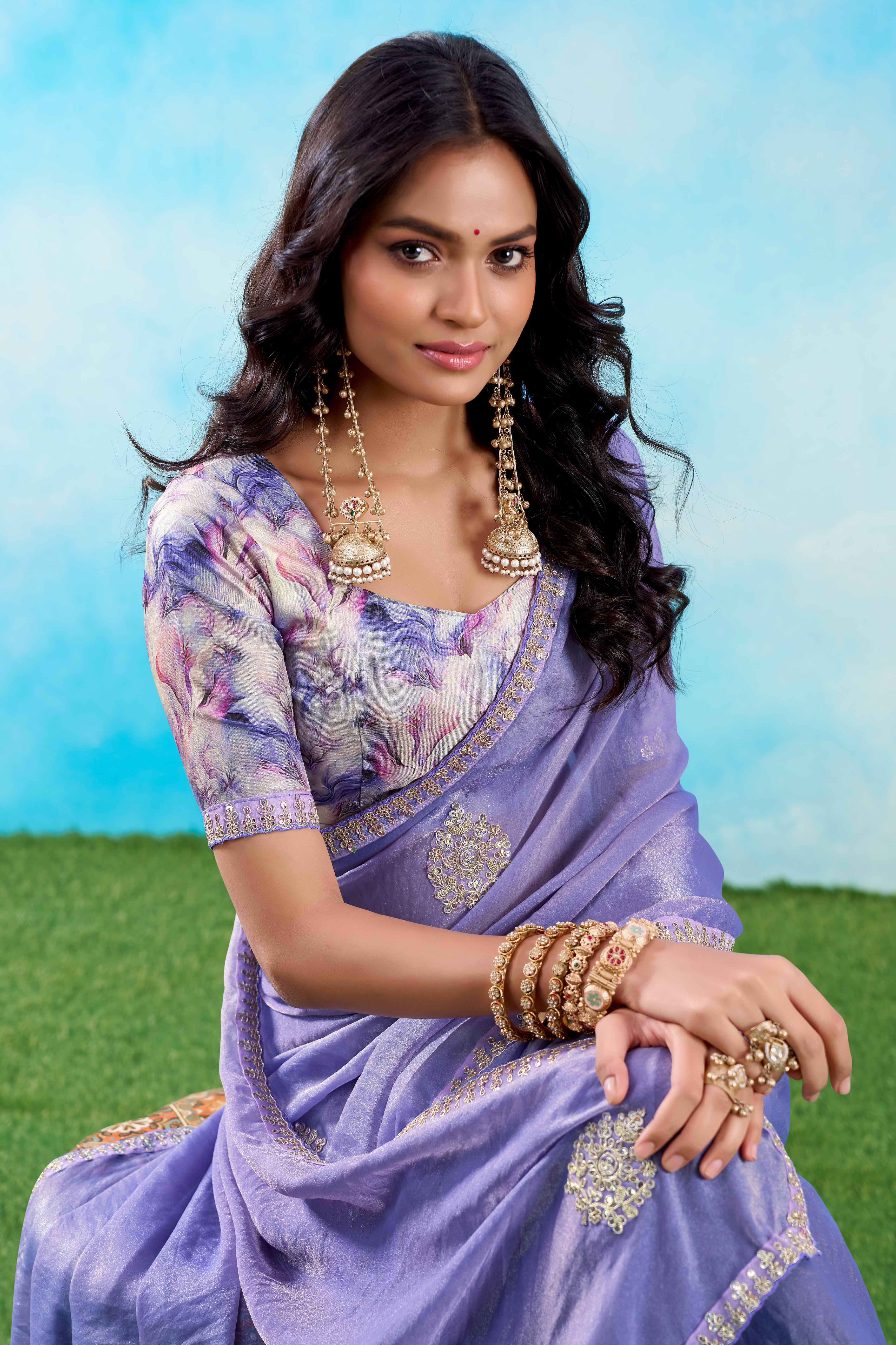 Luxurious Lavender Chiffon Saree Showcasing Floral Sequins Embroidery In A Two Tone Finish - Image 4