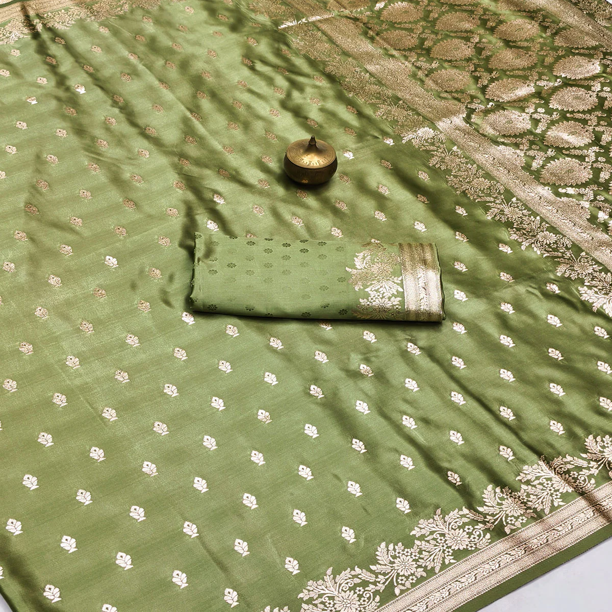 Luxury Green Silk Saree with Classic Zari Butti Woven Patterns - Image 2