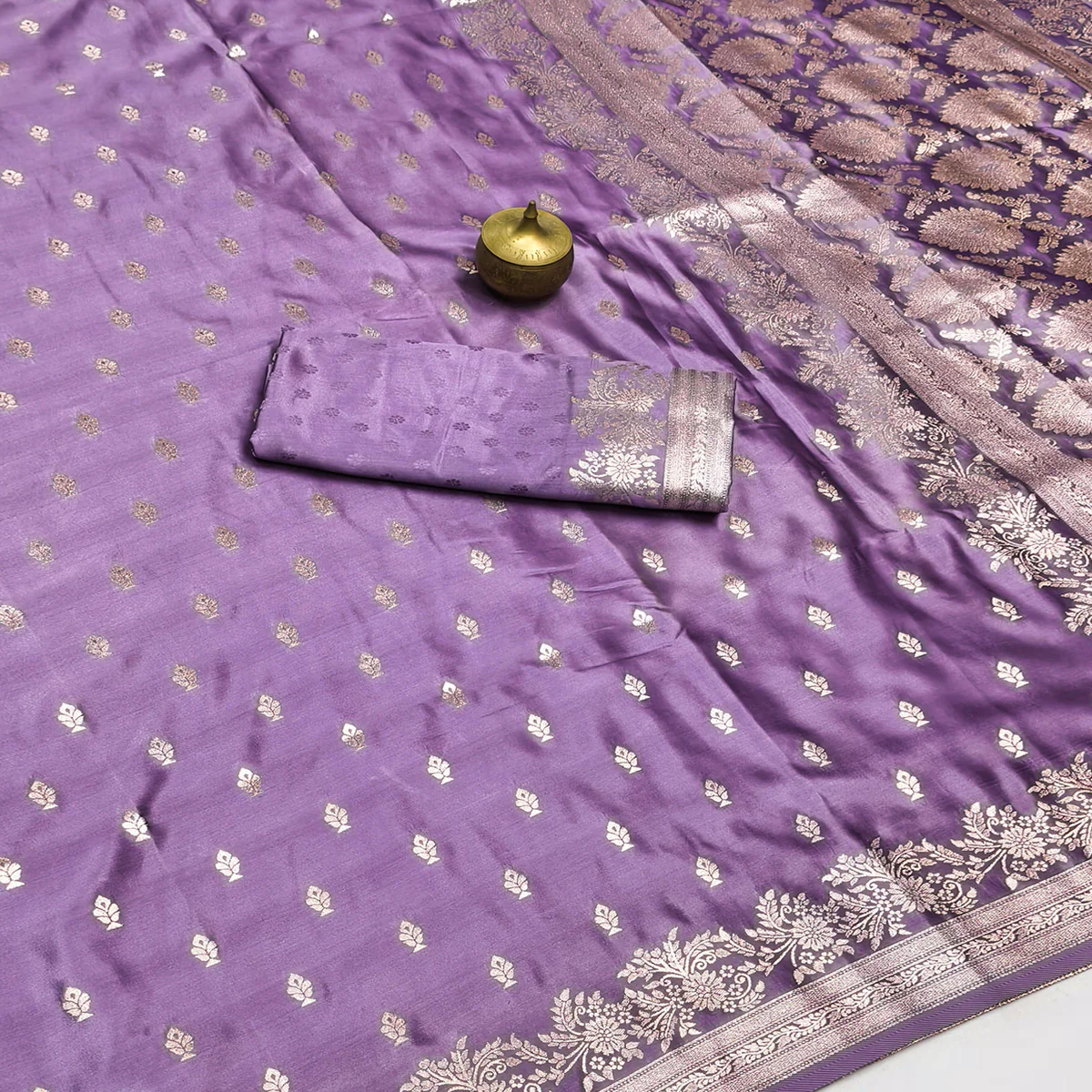 Luxury Lavender Silk Saree with Classic Zari Butti Woven Patterns - Image 2