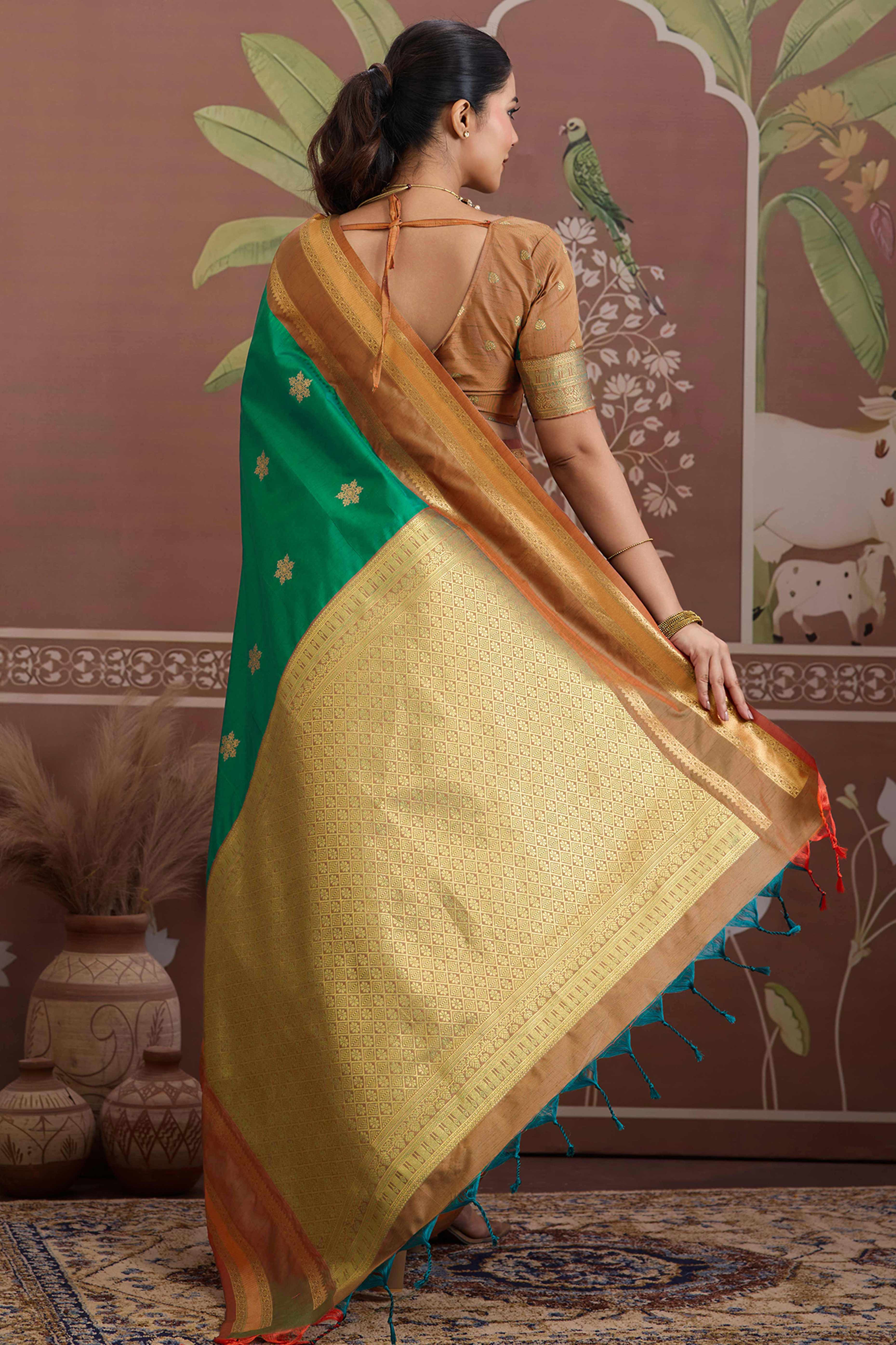 Luxury Style Green Saree in Silk Blend with Intricate Zari Work - Image 4