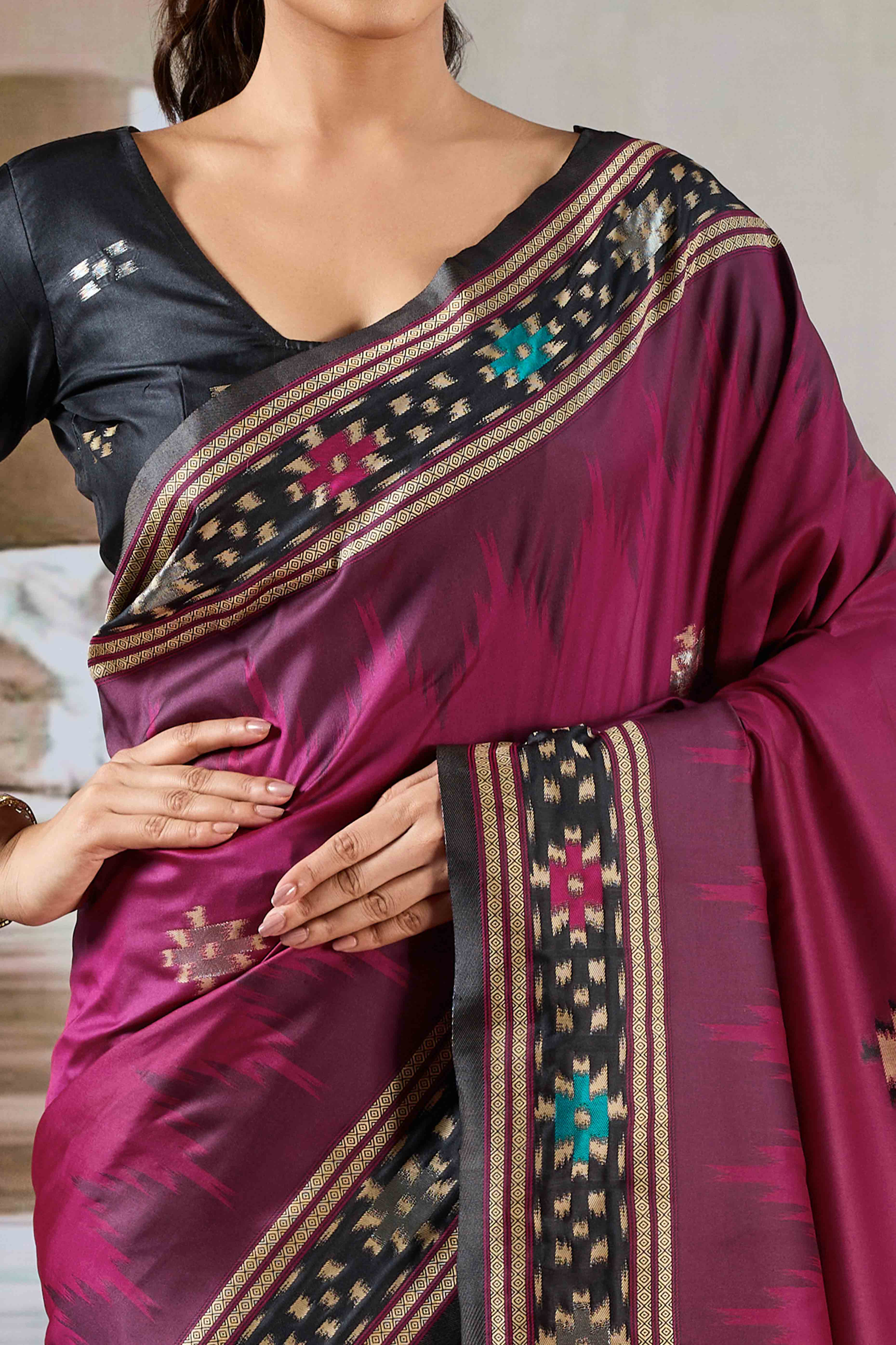 Magenta Art Silk Saree Adorned with Intricate Patola Style Woven Designs - Image 2