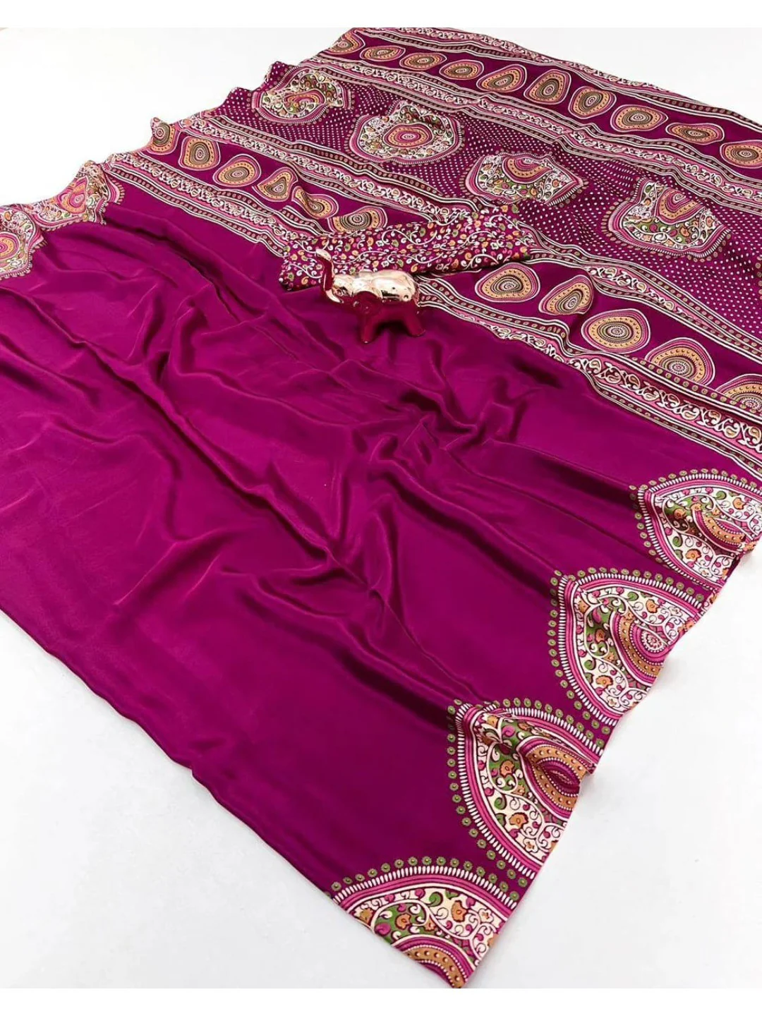 Magenta Crepe Saree with Intricate Traditional Border Design for Modern Ethnic Styling - Image 2