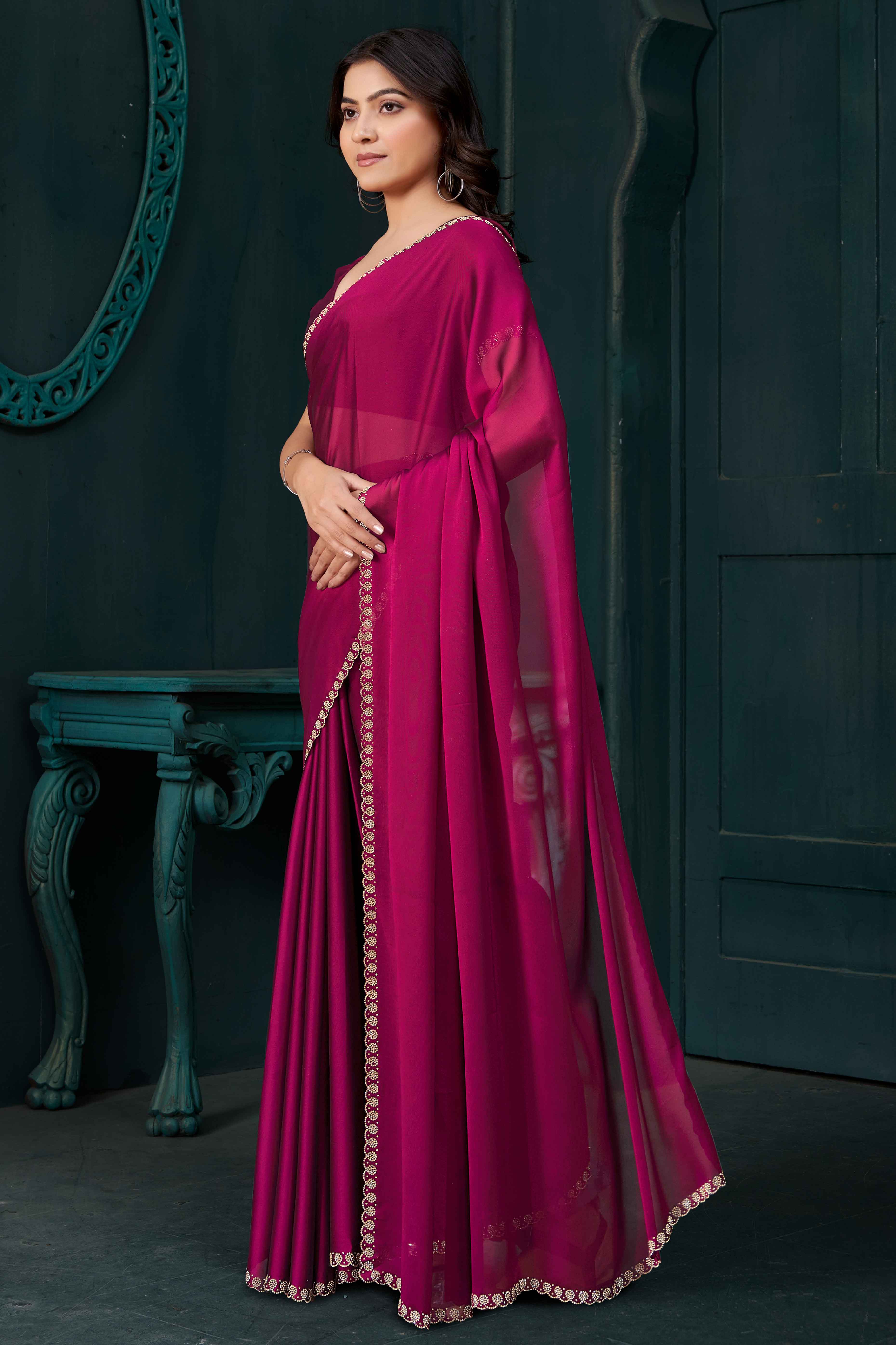 Magenta Crepe Silk Solid Saree With Elegant Zarkan Border Detailing - Image 3