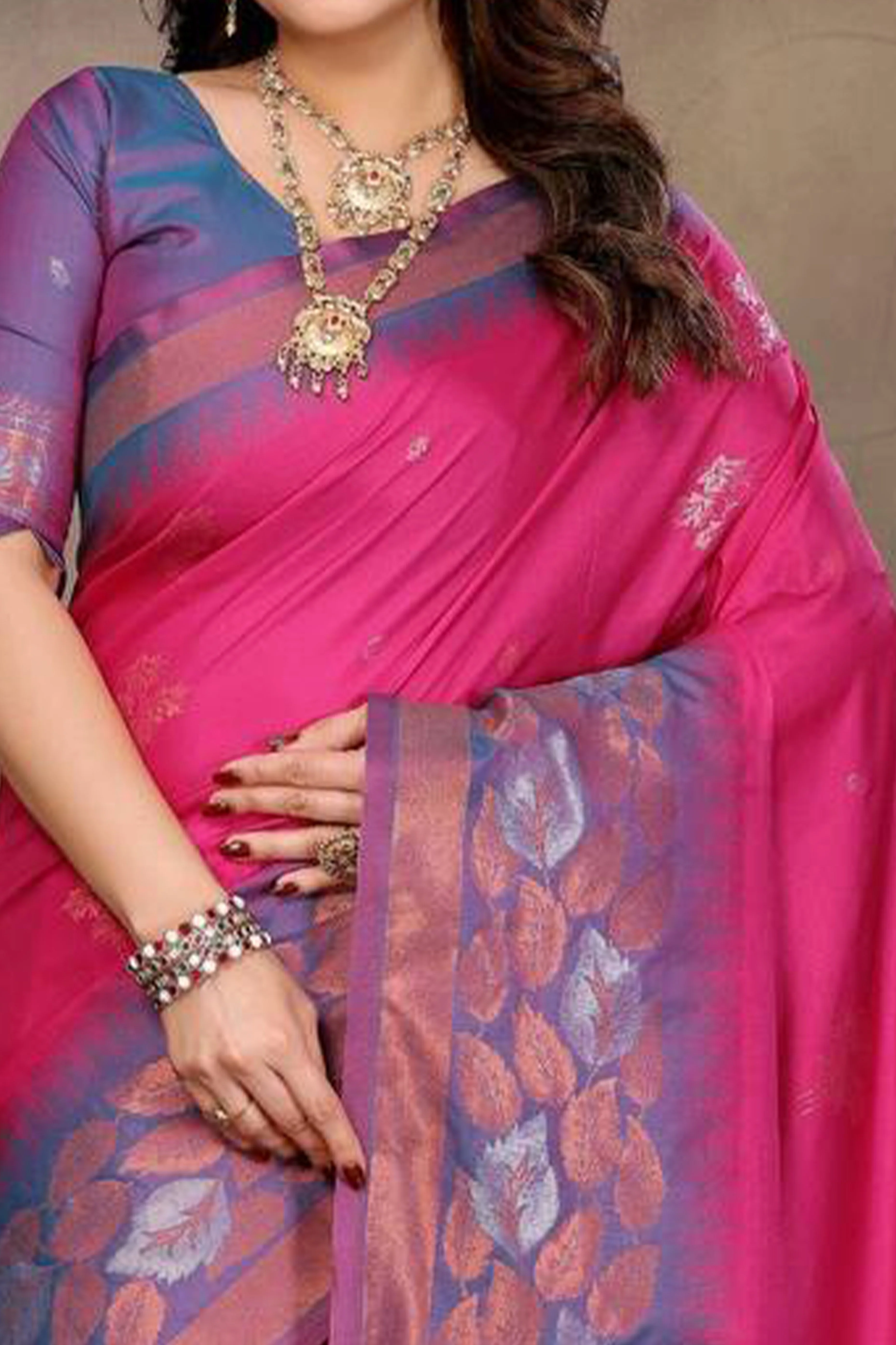 Magenta Leaf & Floral Motif Banarasi Silk Saree With Luxurious Zari Weaving Two Tone Weaving - Image 2