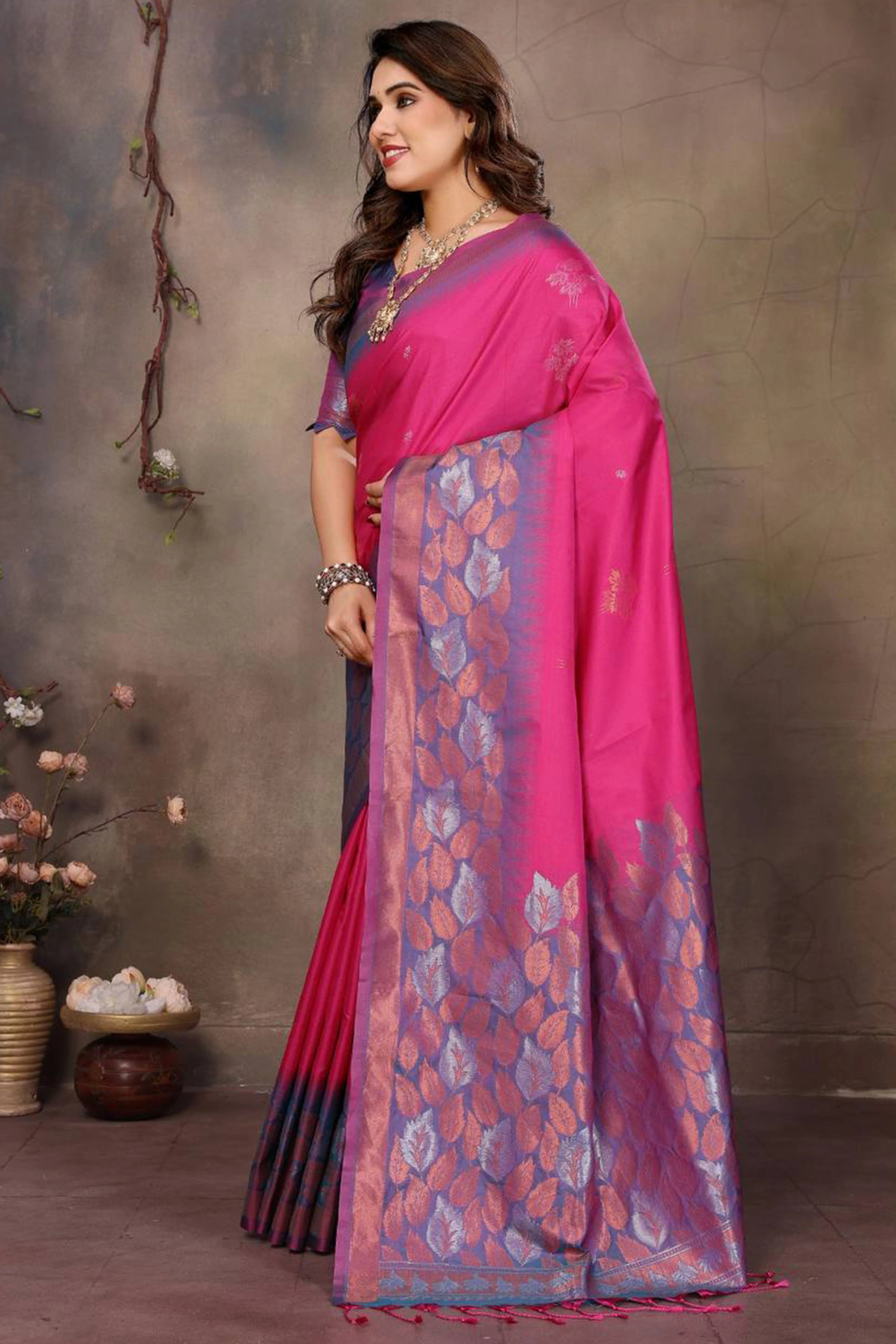 Magenta Leaf & Floral Motif Banarasi Silk Saree With Luxurious Zari Weaving Two Tone Weaving - Image 4