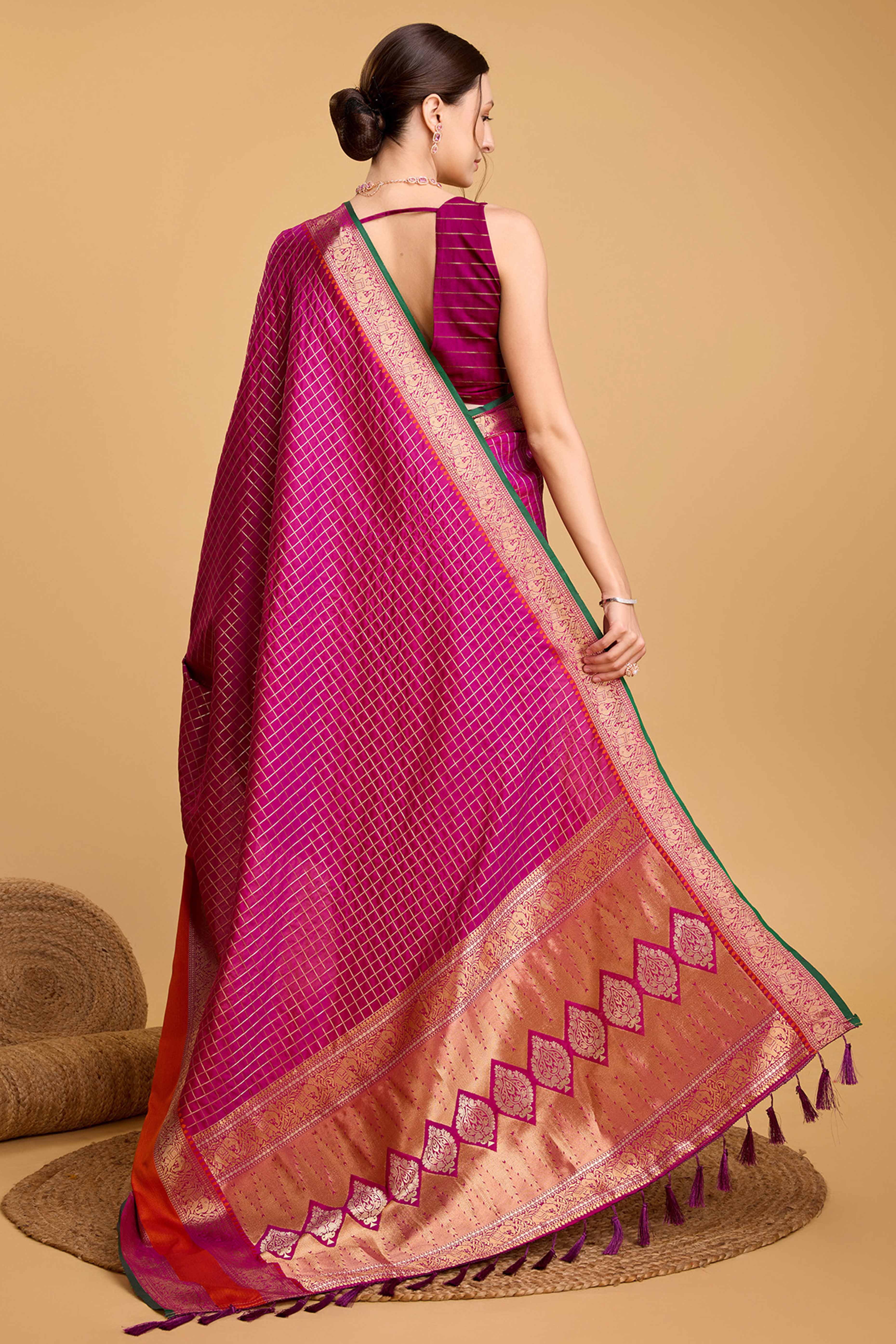 Magenta Zari Weaving Banarasi Silk Saree - Image 5